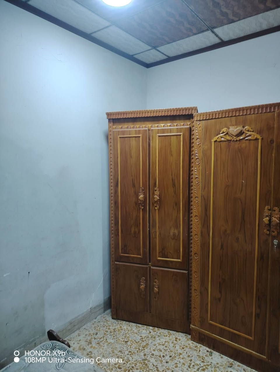 غرفه للبيع السعر 650 بيها مجال قليل التوصل وتساب ***********
