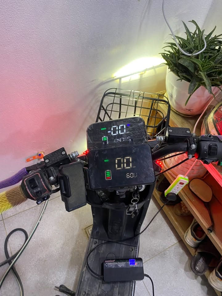 R 9
موديل 2025
كلشي يشتغل  و صورة كدامك
بطاريه اكثر من نوص باقي
وگعد بي شوية بي مكسورات قليلة
خوذ وهاي سلة ويا سعره 400مجال
***********
