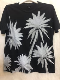 ماركه عالميه  من --- H&M تيشرت اصليه سواد فحم  خامه قطن ليكرا  نظافه م...
