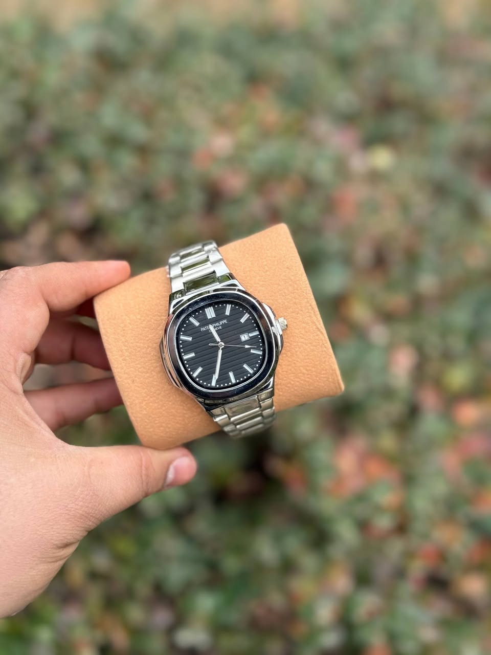 قمة الفخامة السويسرية بين يديك ✨

​لا تكتمل الأناقة إلا بتفاصيل تعكس شخصيتك. نقدم لكم أرقى موديلات Patek Philippe، الساعة التي لا تقتصر وظيفتها على معرفة الوقت، بل هي استثمار للأجيال.

​المميزات:

​تصميم أيقوني يجمع بين العصرية والكلاسيكية.
​دقة متناهية في الحركة والأداء.
​خامات فاخرة تمنحك شعوراً لا يوصف بالتميز.
​تتوفر الآن في المتجر بأسعار تنافسية. كن أنت صاحب البصمة الأنيقة في كل مكان.
ضمان المكينة سنة كاملة 
​📍 الموقع: النجف الاشرف
📥 للطلب أو الاستفسار: راسلنا عبر الخاص.


**إذا كنت صاحب هذا الإعلان وتريد حذفه لأي سبب، رجاءا أرسل رسالة إلى الدعم الفني**