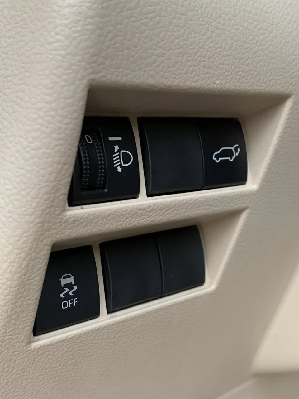 لاندكروز 2022 ساز اصلية لوحش السود
ماشية 40 جديدة كلش السيارة 
 

كراسي كهرباء 
شاشات 3 
شاحن لا سلكي 
محرك 4000 
صندوق كهرباء 
كراسي تبريد 
فتحة 
ومعروفة لمواصفات لباقيه 
مكفول كفاله عامه عنوان بغداد ولشراي يتصل على رقم ***********
