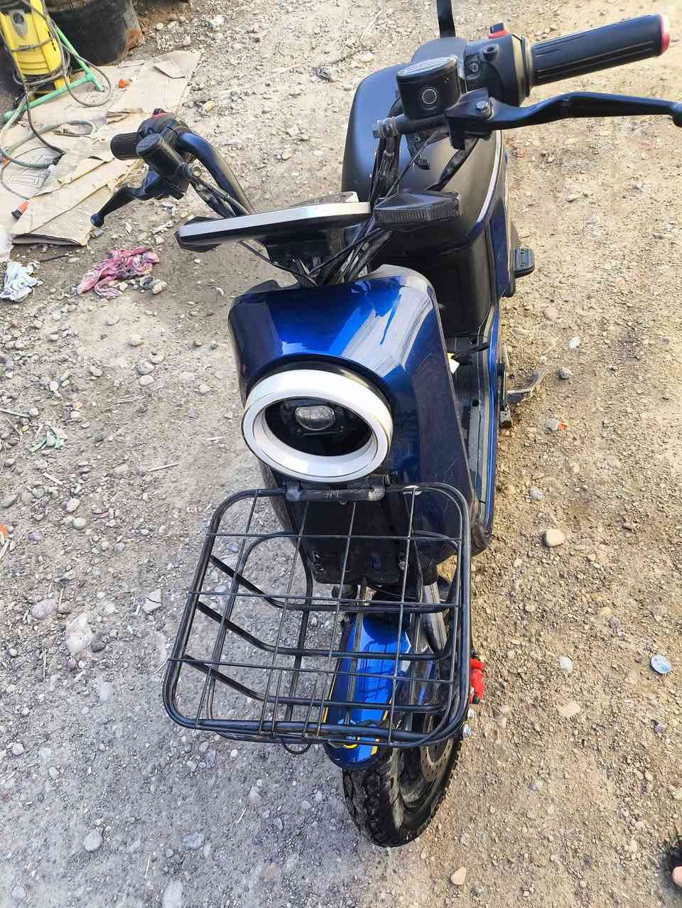 السلام عليكم عندي دراجه شحن R9 للبيع فول مواصفات موديل 2025 مكاني بغداد  شعب حي البساتين دراجه نوع ويلي 

المواصفات:
--بطاريه ما مبدله مختومه ختم ويلي 
--شاشه رقميه مقياس (شحن - سرعه ـ امبير)
-- بيها سماعات نظام بلوتوث صوت عالي 
--ليتات LED قوي جداً 
--تجي بيها سله 
دراجه كامله وجديده مستعمله فقط 5اشهر
ومال بيت
للتواصل على الصفحه او على الرقم ***********
السعر 380 وبيها مجال بسيط
