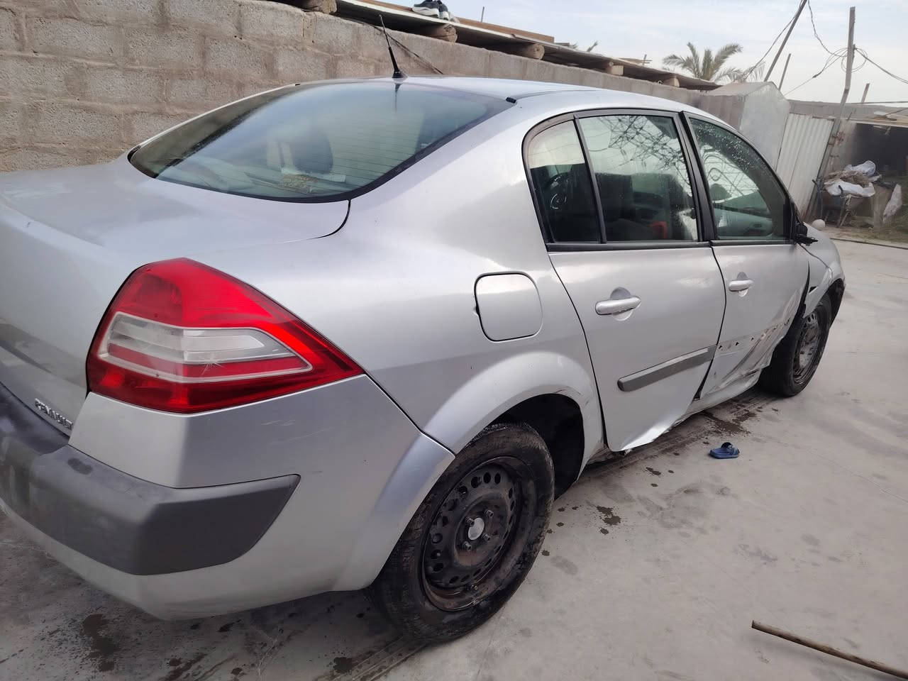 رينو ميكان 2014 بصمه بيه حادث بصيط مثل ما واضح بل صوره السياره بيه بس وكاله  وبيه كازكت هوه السياره أحله من الصوره مكانه نجف *********** علي.      السعر 27 وبيه مجال للشراي  رقم أربيل
