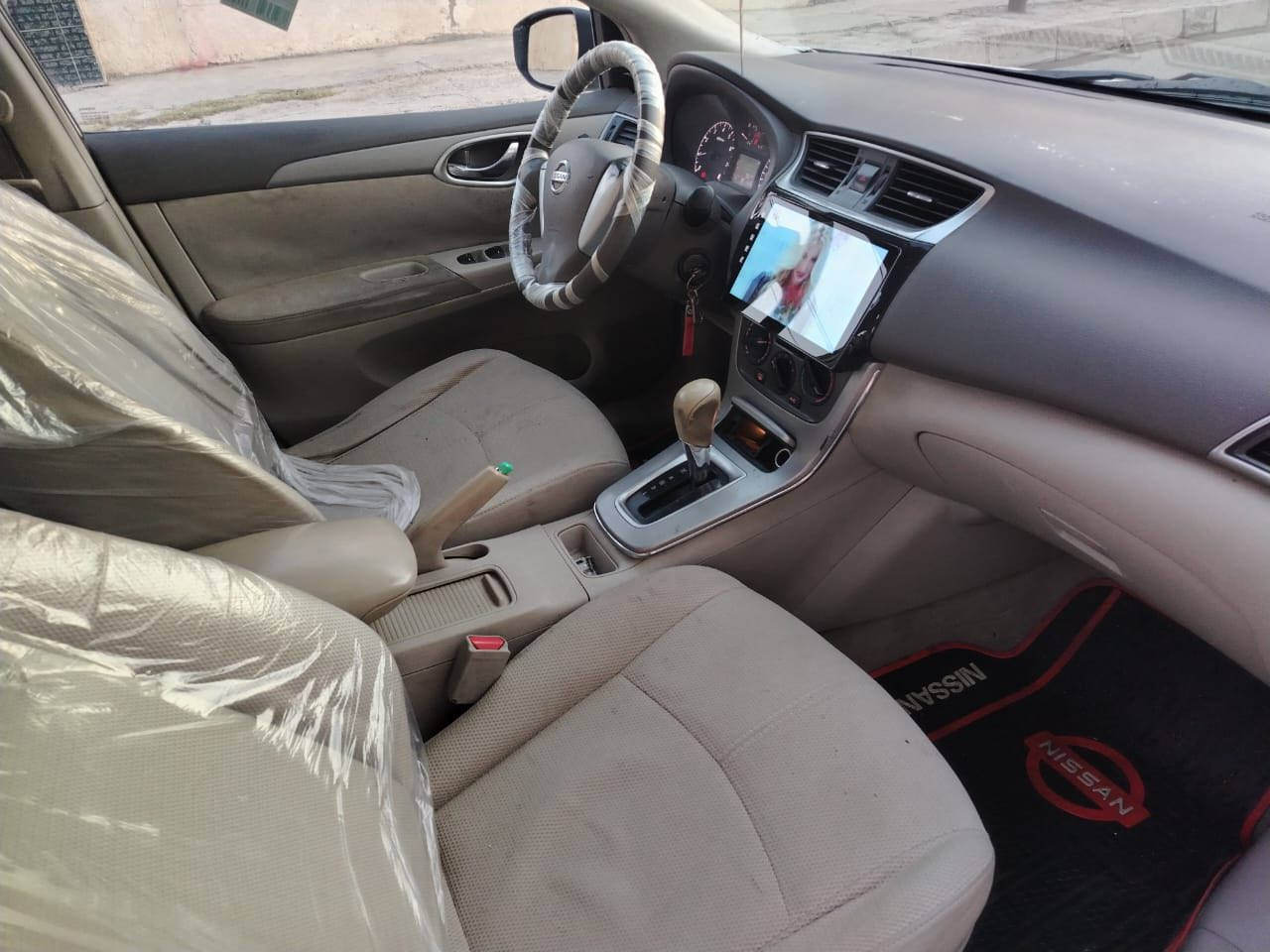 اسلام عليكم
سنترا 2015 خليجي
جافيه على جهت السايق وبيها بارد بل جها الثاني ومصبوغه عام شرط
كير محرك شرط 
وكاله تحويل شرط
صدر جديد 
سياره ترايك وين متريد
مكان تكريت 
السعر ٨٨ و بي مجال 
***********
