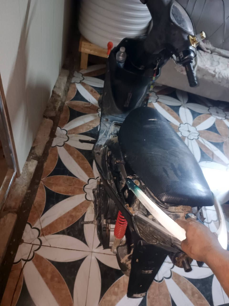السلام عليكم دراجه ماكس للبيع مكينه 49 بلاد مبدل بس  ولفات مكينه بيهه تخبل لا صوت لا تبخير كهربائيات كلهه شغاله بس مجرد غسلتهه وكطعت ناريه اتعهدلك مكينه وسرقه تجي يم بيتنه تفحصهه وتاخذهه وتروح السعر قفل 225 مال متوازي كلش رقم الهاتف ‏‪***********‬‏ المكان حصوه يم الجسر كفرات كامله
