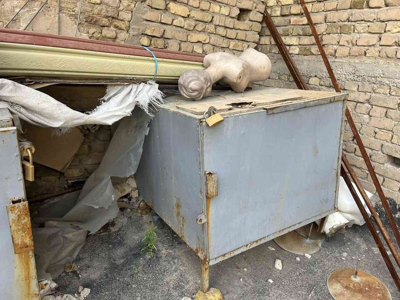 ميز حديد مال خزن جديد شغله 
هذا رقمي ***********
سعر ٢٠٠ الف اثنيهم
