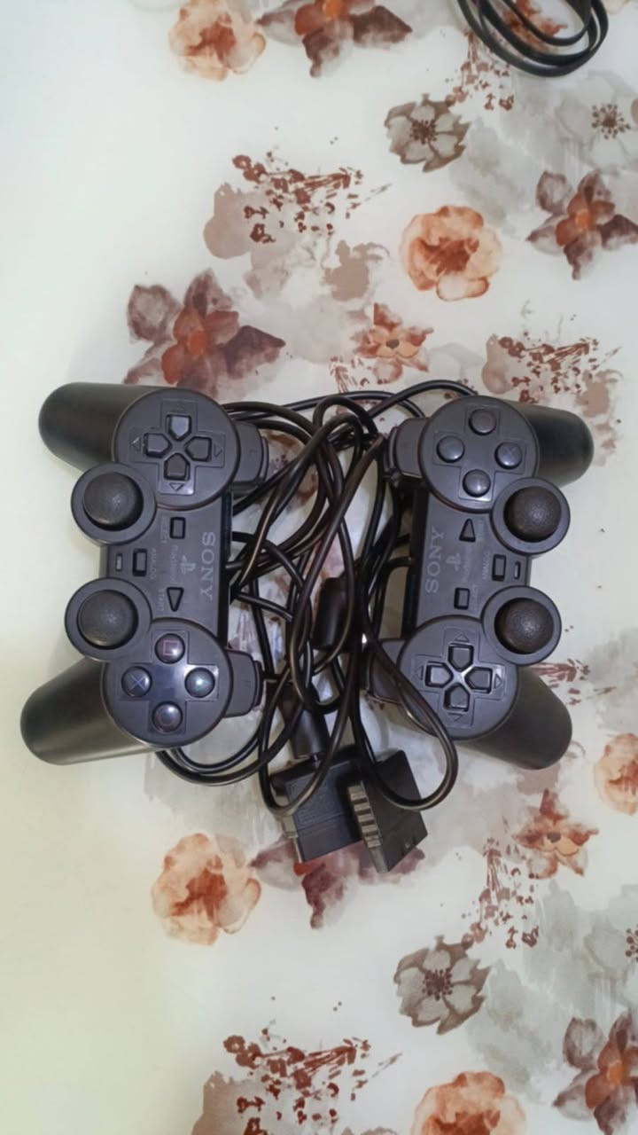 بلي ستيشن 2 سلم
مواصفات: 2چوستك 
كامل ملحقات 
اكثر من 50 لعبه 
من كل الأنواع 
 السعر : 50 و بي مجال 
الموقع : النچف الاشرف 
الرقم وتساب : ***********
