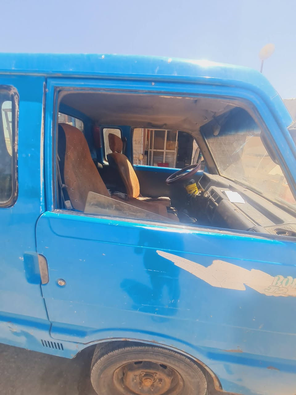 السلام عليكم للبيع كيا حمل موديل 96رقم بغداد دولي بأسمي سنويه لل29 سياره بلاديه جاهزه كير شاصي محرك بي تنقيص تخم تاير مكانهه واسط الصويره ***********
