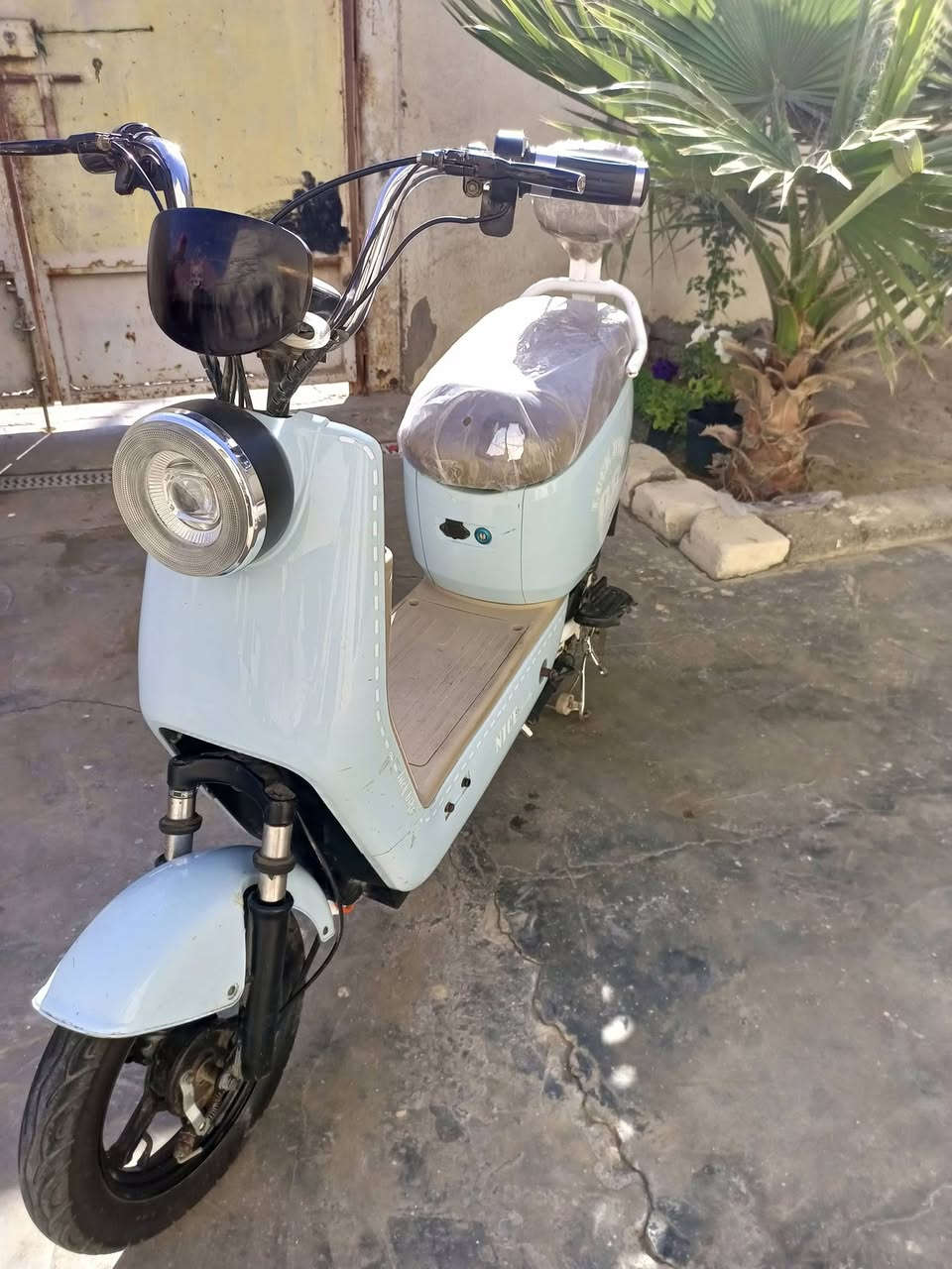 سلام عليكم دراجه شحن نضيفه كلش بطارياته نضيفه كلها شغاله كهربائيات شغاله سرعته 50 الشحنه الوحده تمشيك كلش هواي مال بيت مرتبه من كل النواحي وتجي وشوف بعينك السعر (200) البصره الزبير(***********)
