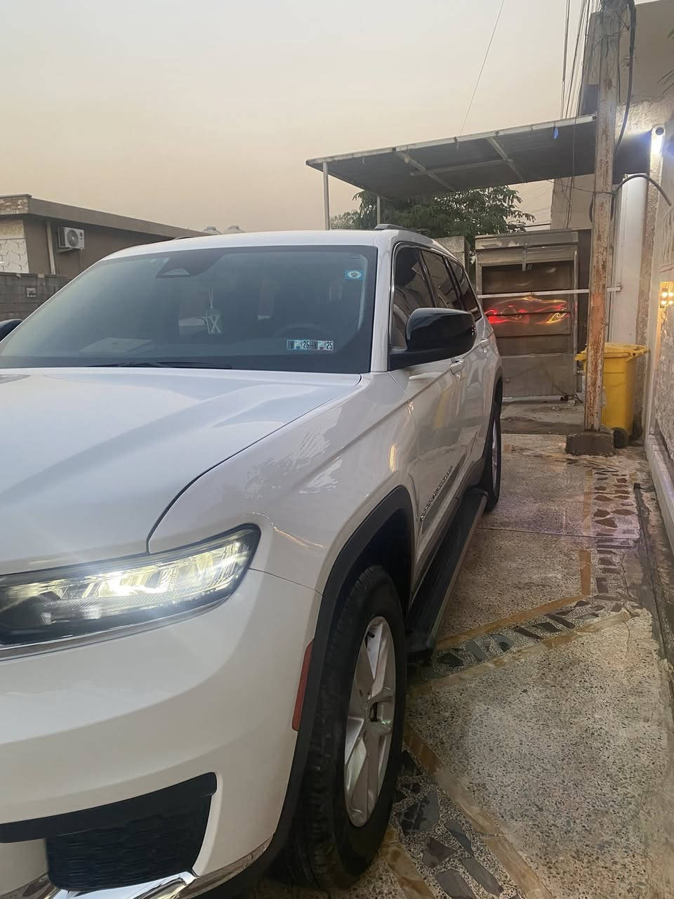 السلام عليكم
جيب كراند شيروكي الشكل الجديد
الموديل  :  2023 وارد امريكي
الحادث بصورة مبدل بنيد ابلادي وجاملغ ابلادي ودعامية ابلادية يعني سيارة كفالة عامة من الصبغ تصليح السيارة درجة اولى 
* المحرك   :  3600  6V
عداد السيارة : 16000 ميل
٧ راكب كشن منفصل 
* كاميرا خلفية
* دفع رباعي
* قيادة ذاتية عند المنعطفات
* رادار امامي مانع تصادم
* تحذير الخروج عن المسار
* نظام التوقف الآلي
* تحذير النقاط العمياء
* نظام تحذير عند المنعطفات
* نظام تقليل الضجيج داخل المقصورة
* شاحن موبايل واير ليس
* مرايا تعتيم ذاتي
* نظام الصوت من البينا 11 سماعة
* شاشة كبيرة 10.1 انج
* نظام الخرائط   GPS
* لوحة القيادة دجتال  بقياس 12 انج
* المصابيح الأمامية زنون
* كشافات ضباب
* دخول ذكي
* انارة محيطية
*
* المقاعد الأمامية كهرباء
* 
* حساسات خلفية
السعر 285
المكان البنوك 
***********
