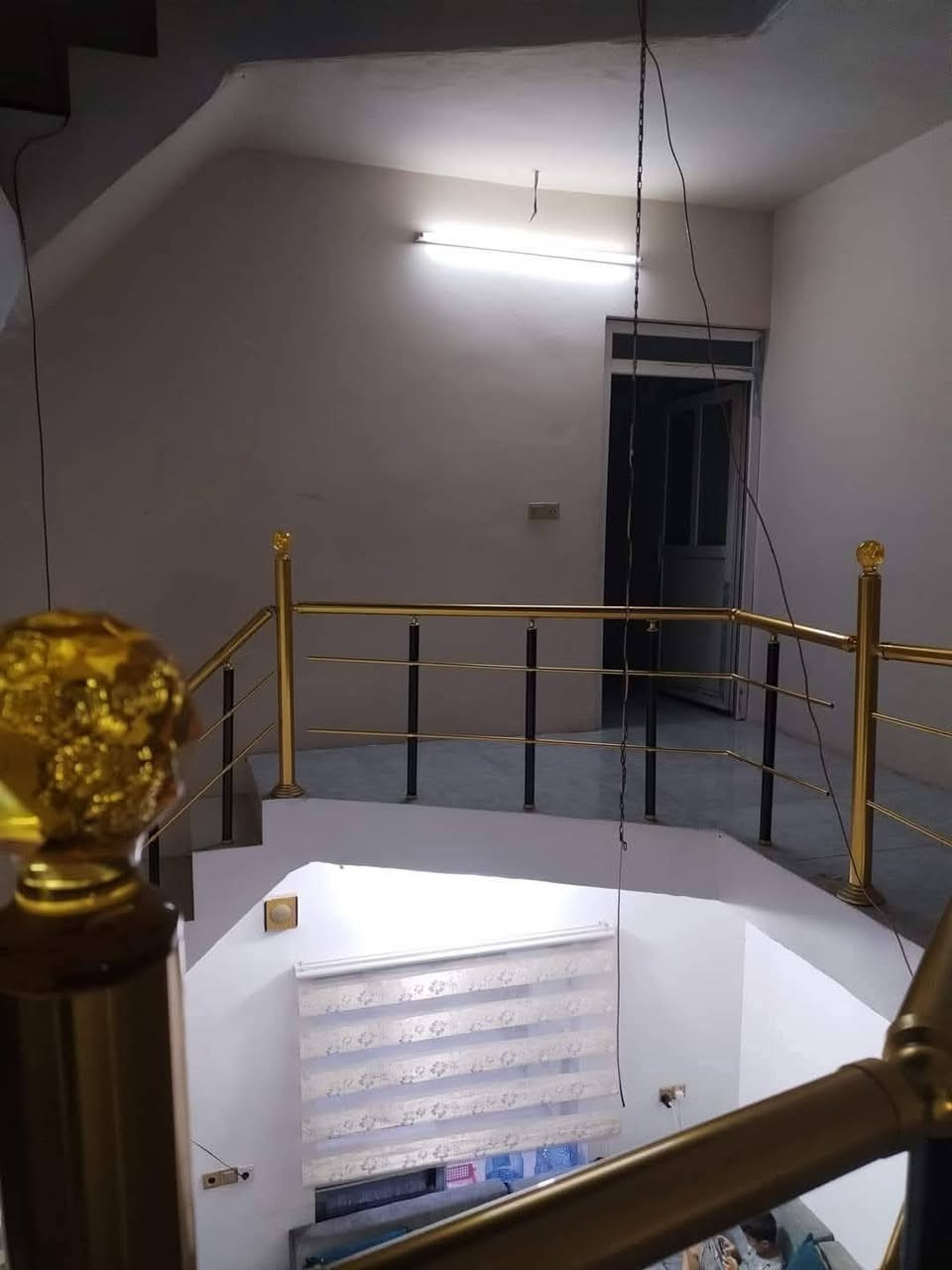 بيت ١٠٠ متر للبيع خدمات فول 
فول سيراميك بناء حديث طابقين
درج داخلي وخارحي
طابق الاول غرفة نوم ومطبخ واستقبال وصحيات
وكراج
طابق الثاني
غرفتين نوم
وصحيات
وبيتونه
العنوان كركوك ١٦ اب الأولى 
السعر ٥٥ مليون وبي مجال
للمزيد اتصل بالرقم
***********
