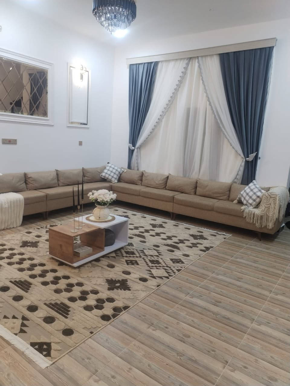 السلام عليكم المساحه ٢٠٠ متر طابو زراعي عراقي سند ٢٥ ثاني بيت عن التبليط يتكون من غرفتين غرفه منهن سويت وصاله ومطبخ واستقبال ومجمع صحيات وحديقه وكراج البيت شغل درجه أولى بيبات تفصال شبابيك تفصال الاتصال على الرقم***********☎️ السعر ١٣٥ مع الاثاث

