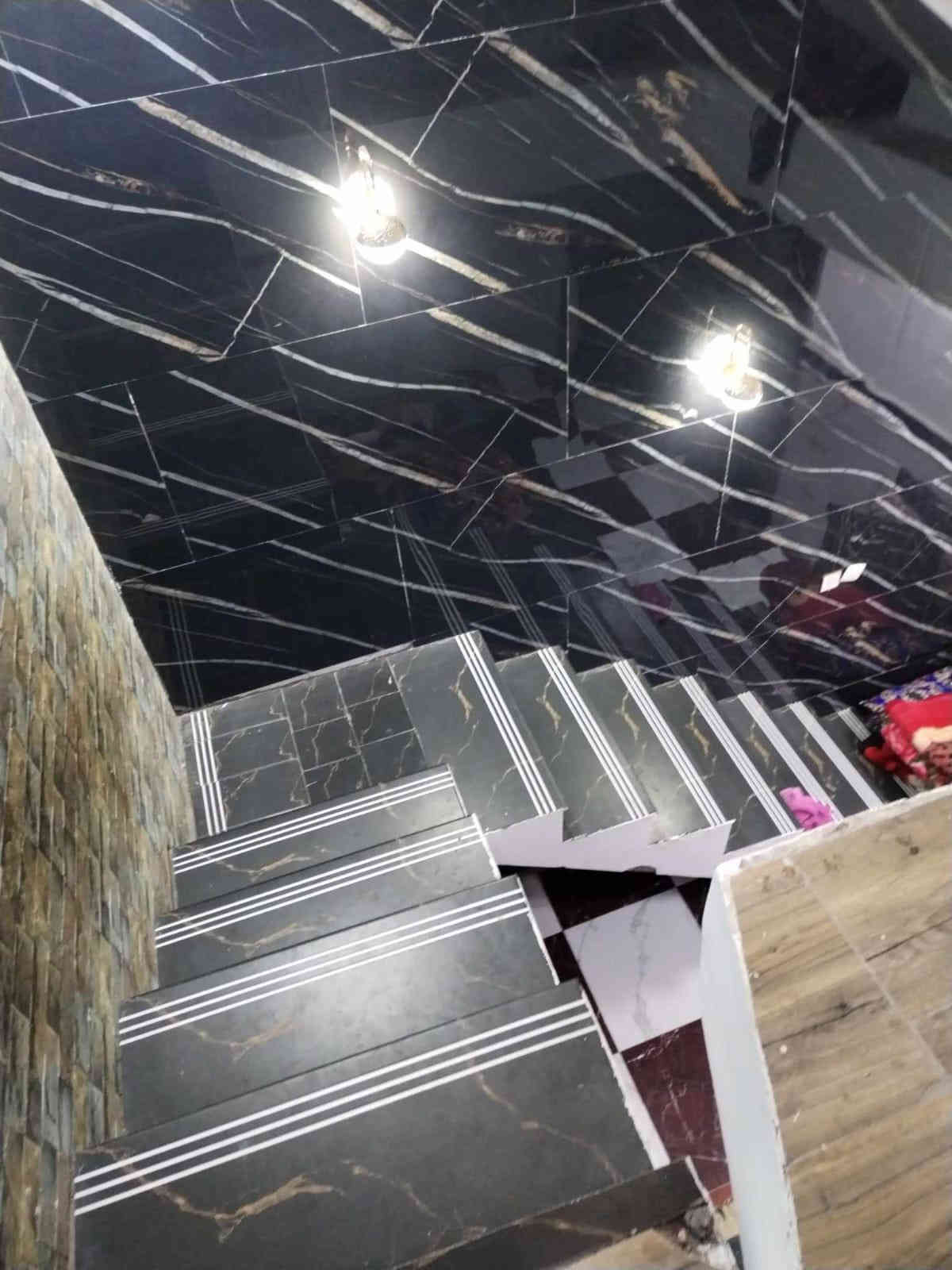 السلام عليكم بيت زراعي 50 متر عقد ١٧ في كربلاء شارع المدرسي شارع حسينيه ساقي عطاشى كربلاء بناء طابقين الاول صاله ومطبخ ومكشوفه وصحيات منفصله بناء بلوك صب كونكريت والطابق الثاني غرفه وصاله وصحيات مشتركه بناء ثرمستون الاساس والسقف كونكريت مسلح مع بيتونه والسطح مطبك فرشي  السعر ٣٧و نص مع مجال بسيط
مكتب العرداوي للوسائط العقاريه
هاتف/***********
