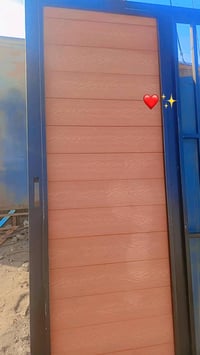 باب سحاب خشبي مميز، تصميم جميل وعصري، يصلح لمختلف أنواع المباني. اللون...