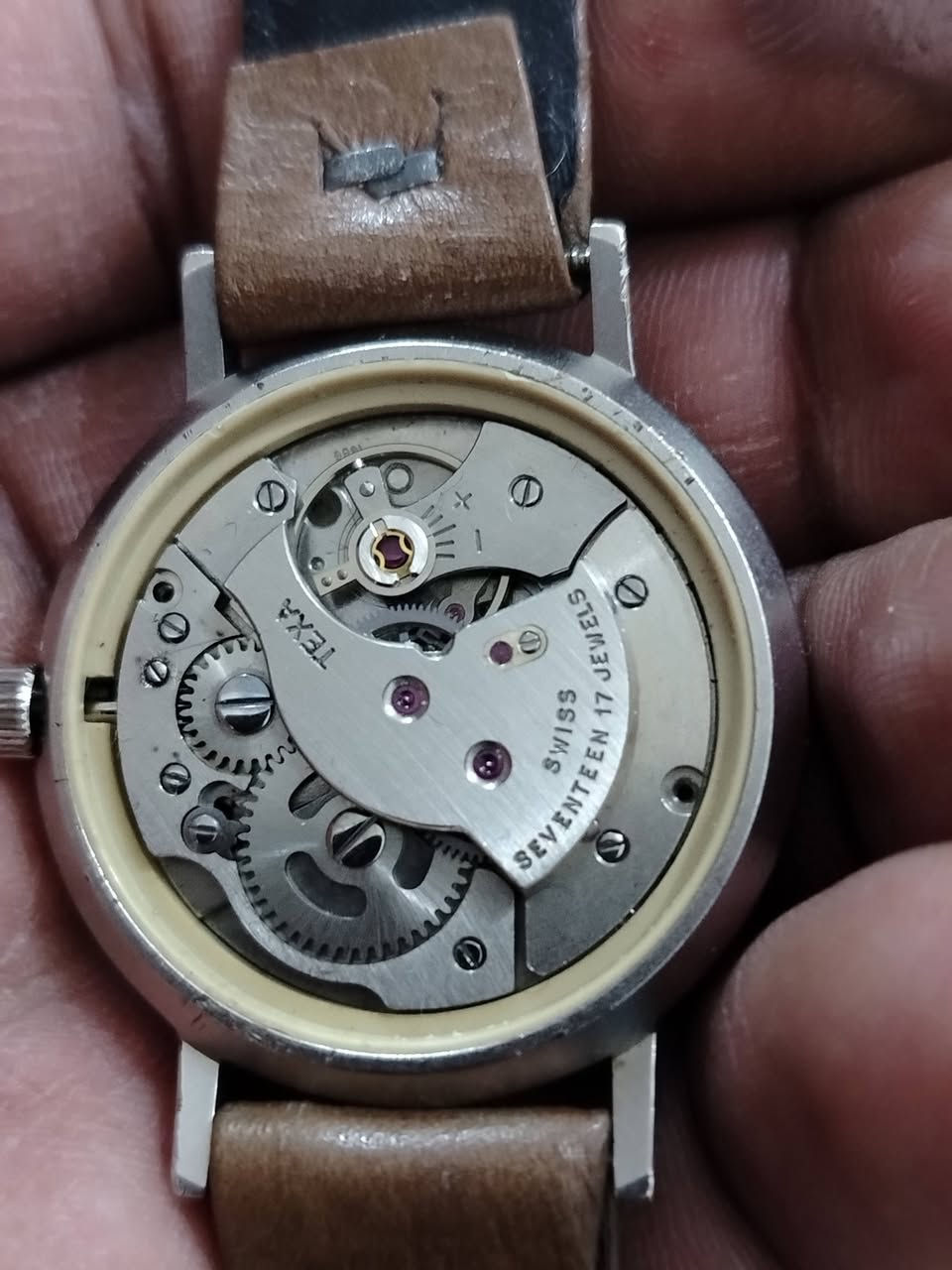 من رخصه الادمن الطيب ساعه ماركه تيكسا ديلوكس سويسري اصلي  إنتاج الأربعينات ماكنه 17 حجر معلمه بنفس ماركه قطر 33×39 طول مينا مميزه بيها آثار قدم حزام جلد طبيعي مهتم يراسلني خاص ويدلل سعر طيب كلش وتحياتي للجميع وجمعه مباركه


**إذا كنت صاحب هذا الإعلان وتريد حذفه لأي سبب، رجاءا أرسل رسالة إلى الدعم الفني**