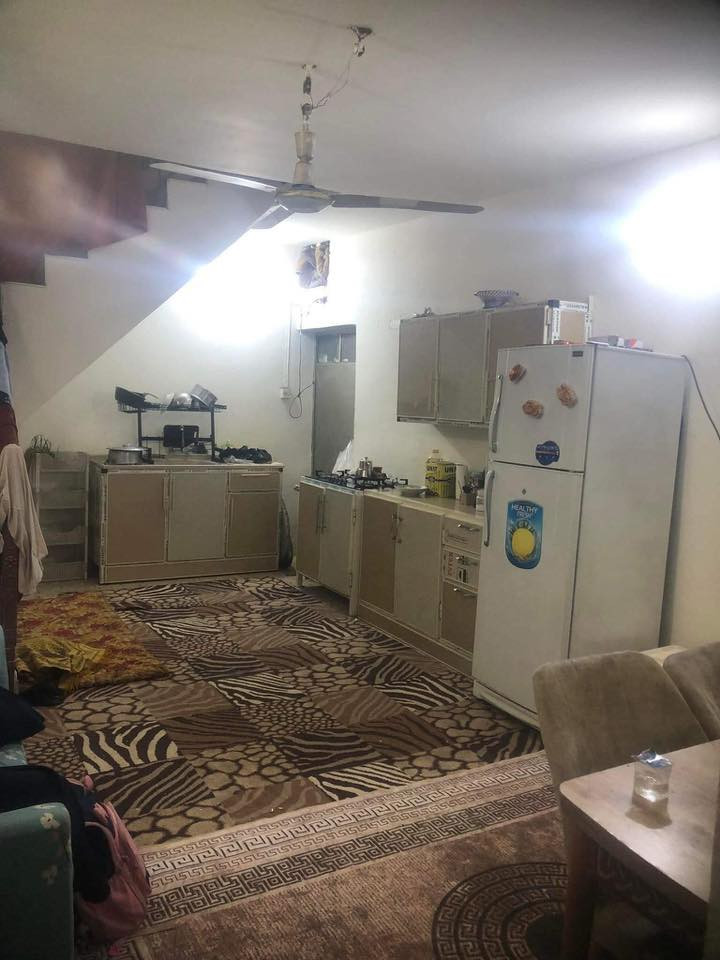 السلام عليكم 
بيت للبيع ملك صرف المساحة ١٢٥ متر ٦،٢٥*20 طابقين نظيف بناء 2018 مدخلين 
الطابق الاول كراج صغير حمام خارجي استقبال غرفة نوم مطبخ حمام وتواليت غربي منور الطابق الثاني 3 غرف نوم وبلكونه السعر٢٥٠ مليون العنوان نواب الضباط خلف ماركت البراق مقابل مدرسة الأقصى الشريف الابتدائية الاتصال ***********
