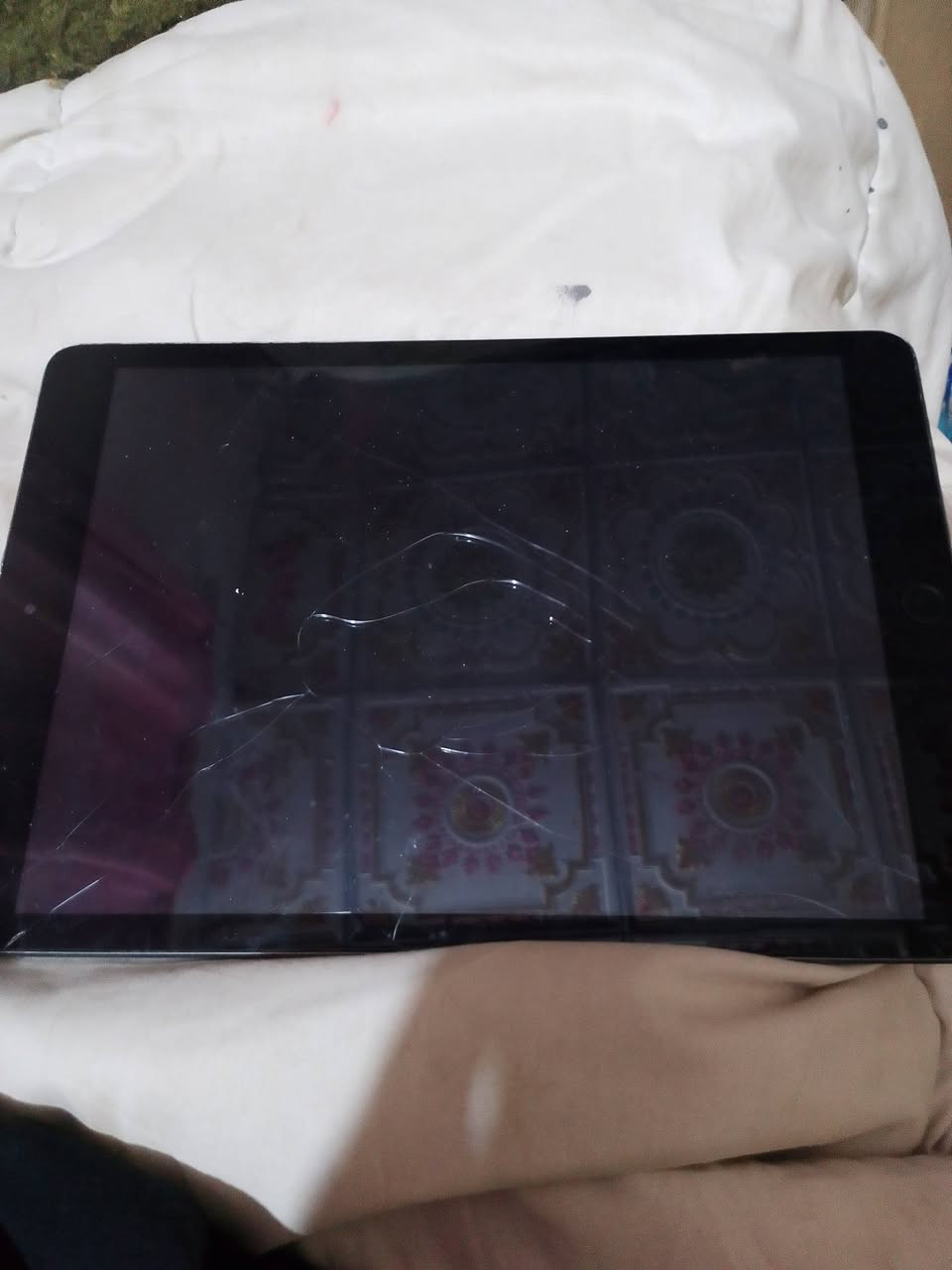 سلام عليكم ايباد 9 للبيع مضل ما واضح بصوره شاشه بيها كسر حته مامثر على لمس ولا تحس ذاكره 64 بوبجي 90 فريم كلش نضيف كارتون وياه سعر 300 بي مجال ستفسار ***********
