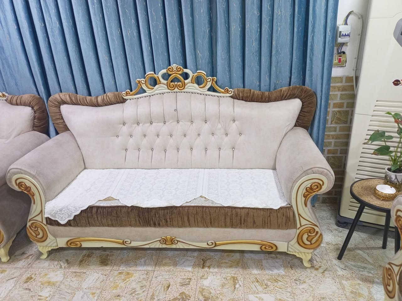 عشر مقاعد نظيف جدا تركي فصال شغل عراقي تسكام لونه اوف وايت نظافه ١٠٠ كوت ***********
