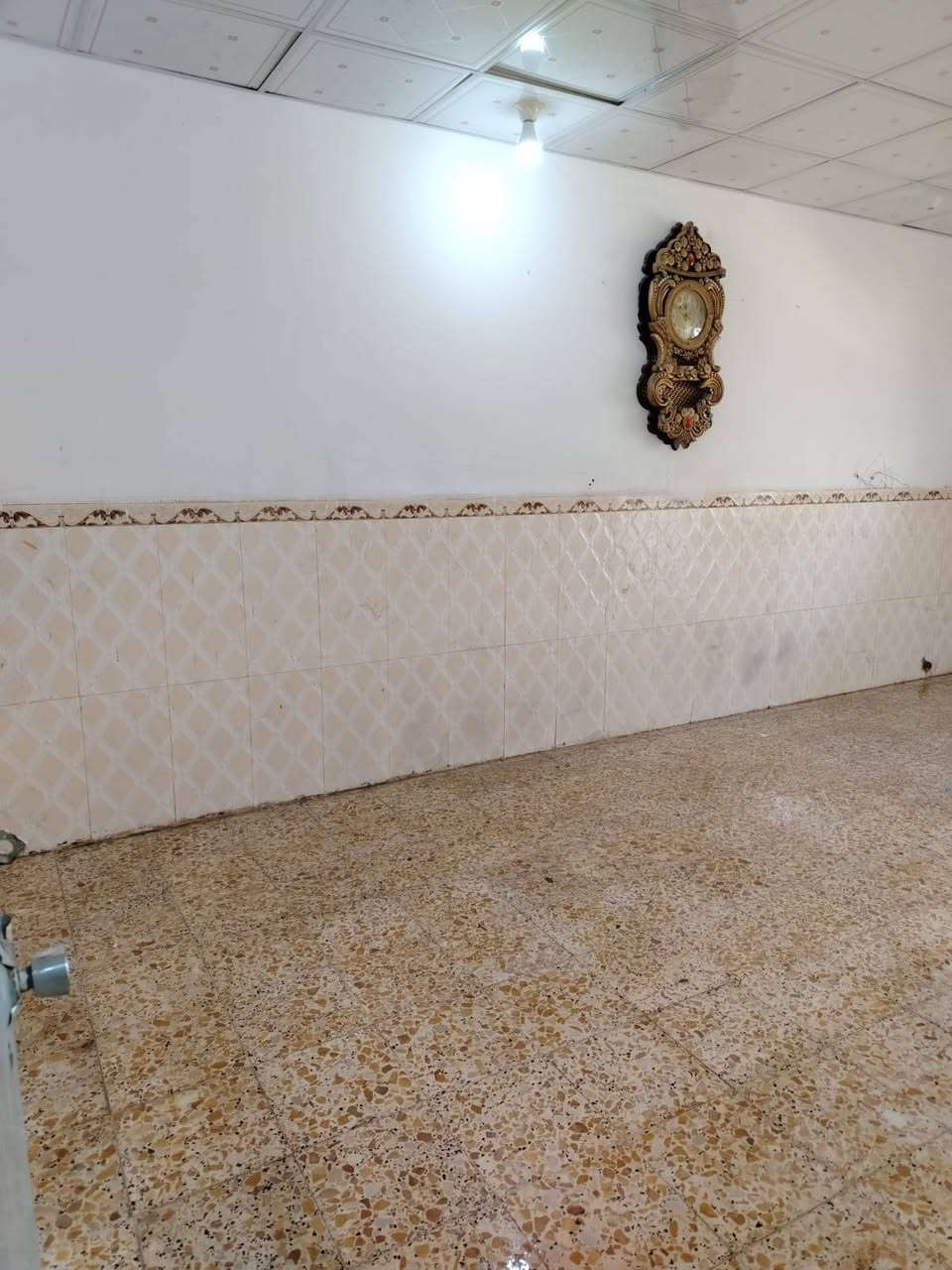 بيت للبيع 

 120متر مربع 
في حي الانصار  

. يحتوي على 
استقبال وصالتين  و 4غرف  

بيت نازل عن شارع. ربع متر سعر البيع 130  عنوانه. نجف. حي الانصار.  خلف  صيدليه الرايه جهه االيسرى.. صالح للسكن. للأستفسار الاتصال على الرقم ***********
