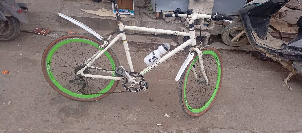 السلام عليكم بايسكل للبيع  نضيف مال سباق بي ٧سرع كلشي بي شغال نضافة٪100 السعر ١٢٥ مكاني العطيفيه الاستفسار على هذا الرقم ***********
