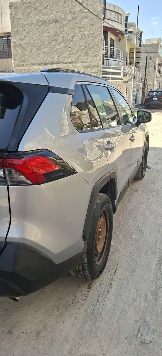 بسم الله الرحمان الرحيم
تيوتا RAV4 موديل 2020 
مواصفات LE
السياره حادث كله خارجي و السياره كلها ليبل واحد بدون ايرباك 
السياره نضيفه مكينه 2500بانزين 
السياره خير من الله 
ممشه السياره 113,000

سعر السياره المطلوب 180 $ وبيها مجال جداً بسيط 
عنوان السياره بغداد /الغزالية
واتساب .
رقم الهاتف : ***********

