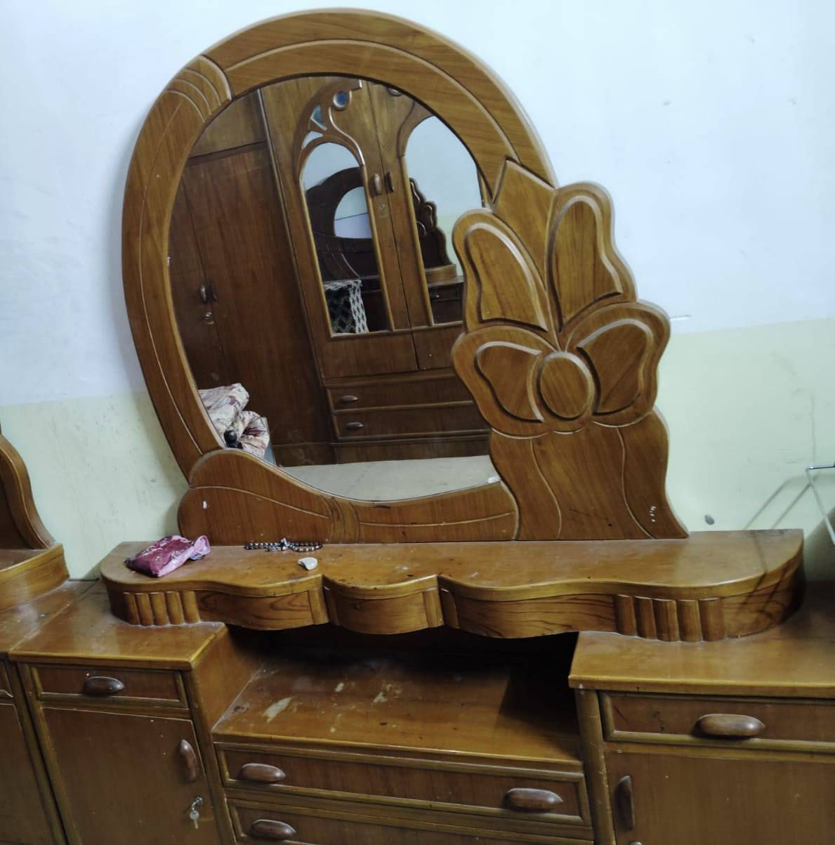 السلام عليكم غرفه نوم متكونه من كنتور طابقين سته ابواب وجربايه نفرين ميز تواليت وكومدي .400وبيها مجال 
***********
