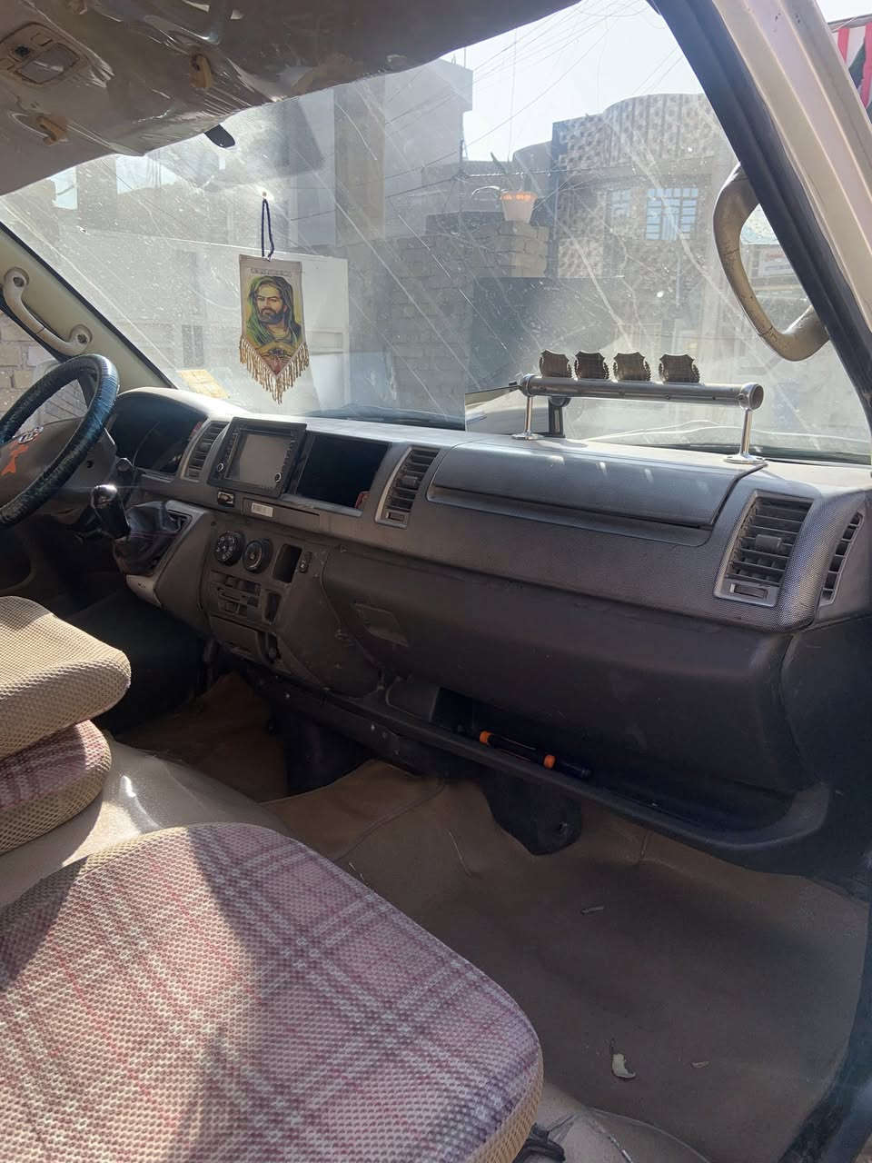 تيوته هايسا عالي  موديل 2010مكينه كير محور بطه لسياره بيه شويه معجون مرشوشه صبغ عده القماره  للستفسار ‭0773 788 2449‬
