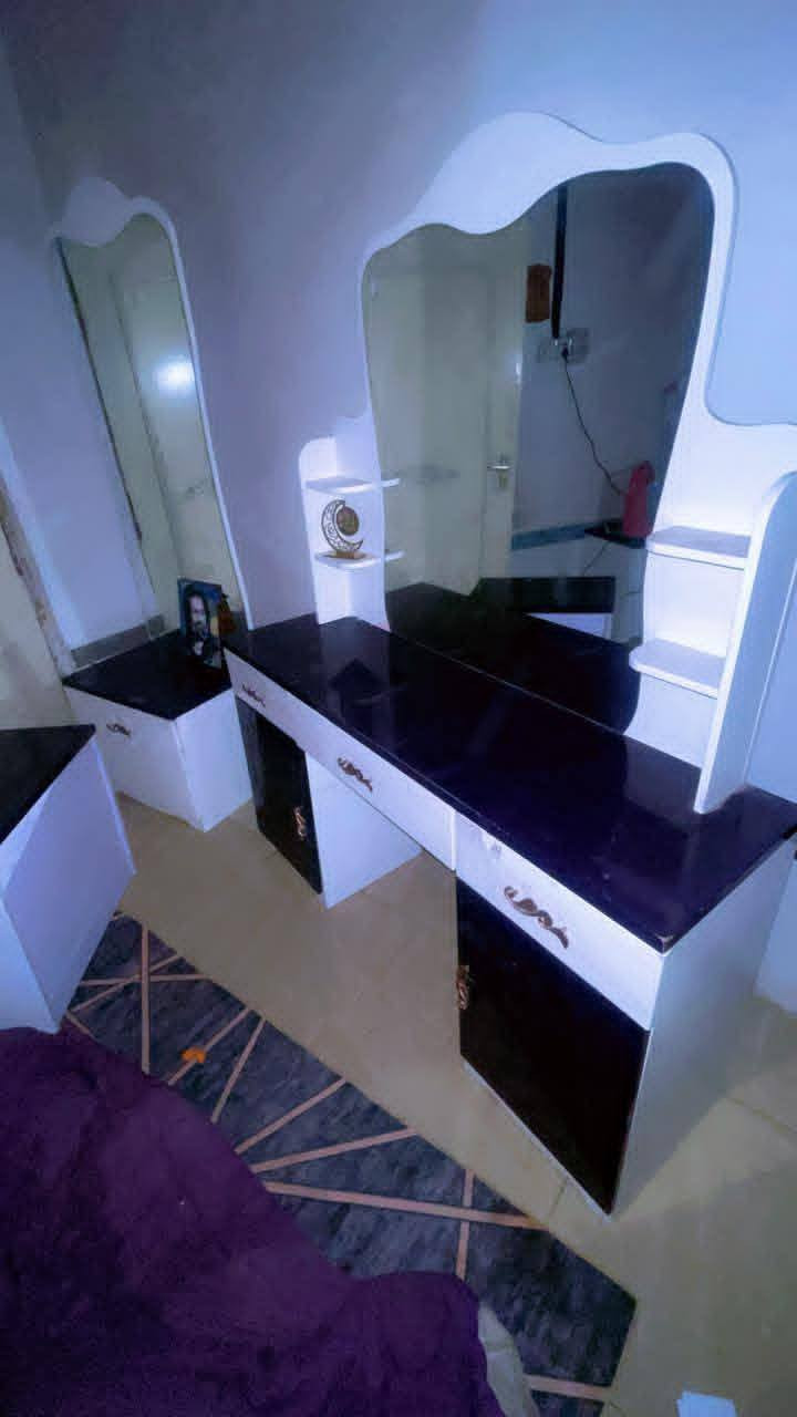 السلام عليكم 
من رخصة صاحب الكروب 
غرفه تركيه ملكيه 7 قطع للبيع بيع مستعجل سعرها 225 وبيها مجال مكاني نجف 
رقمي ***********
