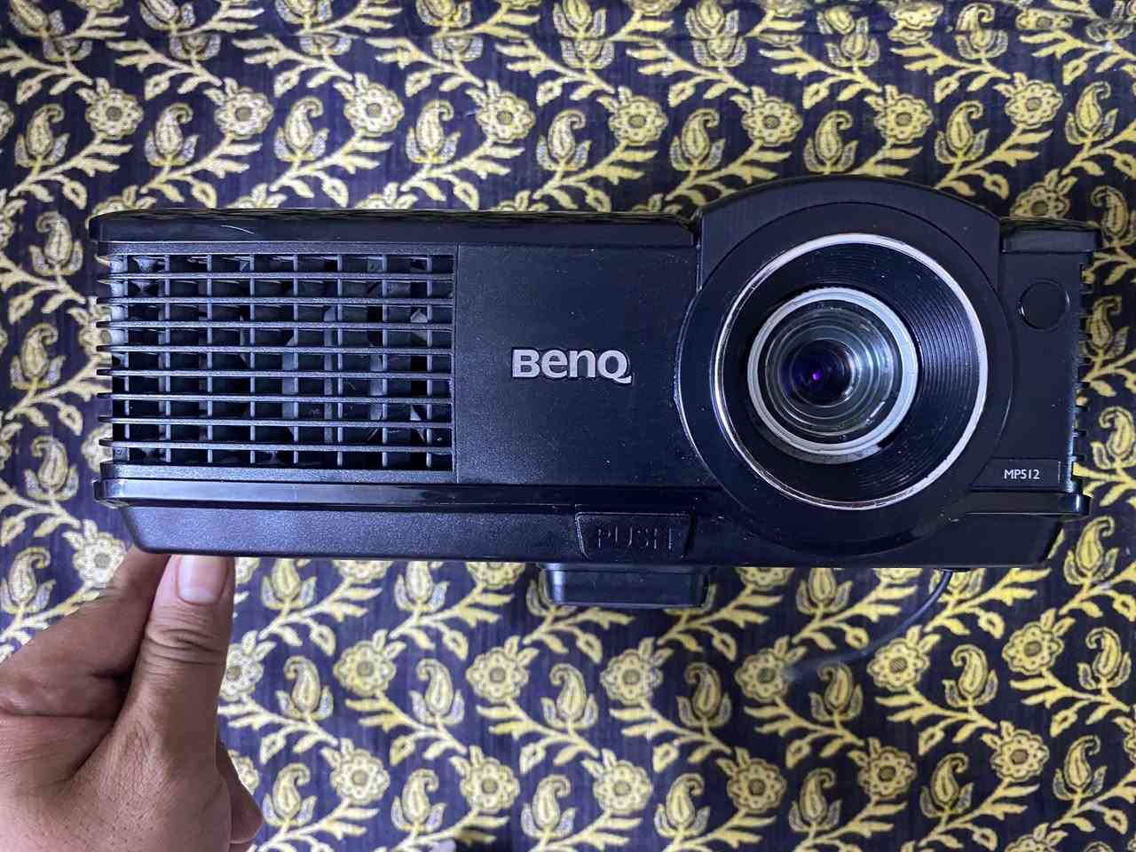 السلام عليكم شباب،
عندي جهاز عرض رقمي (بروجكتر) BenQ MP512 أصلي بالة، الجهاز بحالة ممتازة وشغال 100% والصورة مالته واضحة جداً وألوانها مضبوطة (المصباح الداخلي نوع Philips الأصلي ونظييف).
.
📦 الملحقات القادمة ويا الجهاز:
 الريمونت كنترول الأصلي.
 كيبل الباور (الطاقة).
 كيبلين توصيل.
(ملاحظة: الجهاز بدون الكارتونة الأصلية).
🔌 المنافذ: يحتوي على منافذ VGA و Video لتوصيله بالحاسبات أو الستلايتات.
💰 السعر المطلوب: 50


**إذا كنت صاحب هذا الإعلان وتريد حذفه لأي سبب، رجاءا أرسل رسالة إلى الدعم الفني**