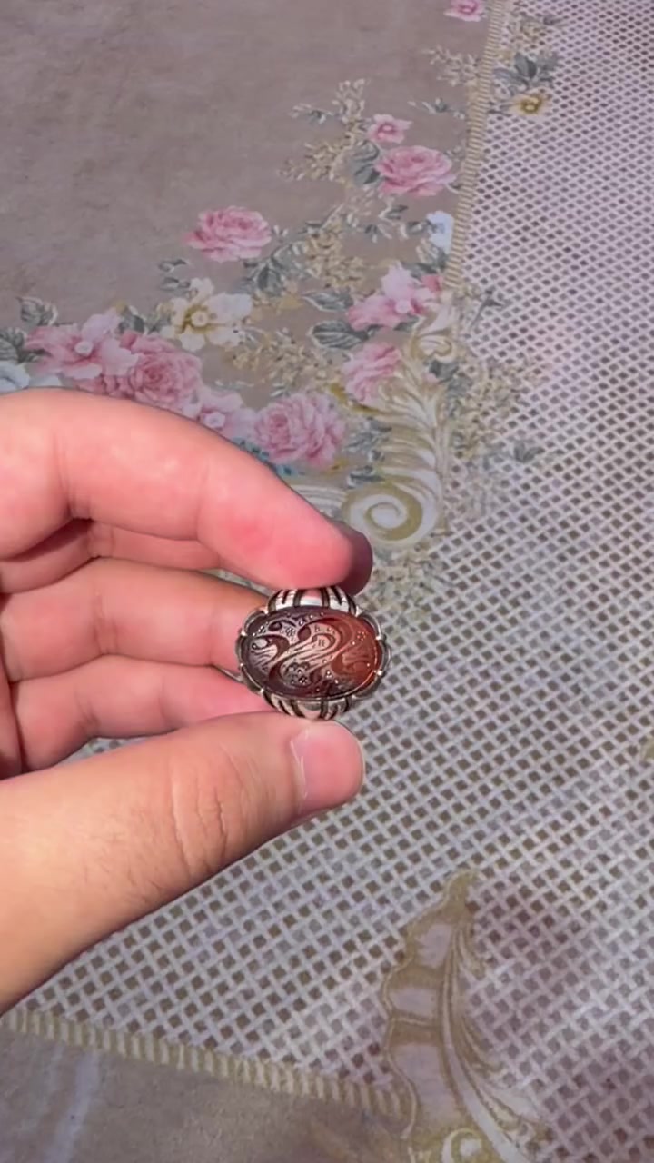 ‏3 خواتم للبيع الاول عقيق يماني قديم بصياغة ايرانية مختوم من الأسفل (وَمَن يَتَّقِ ٱللَّهَ يَجۡعَل لَّهُۥ مَخۡرَجٗا (2) وَيَرۡزُقۡهُ مِنۡ حَيۡثُ لَا يَحۡتَسِبُۚ وَمَن يَتَوَكَّلۡ عَلَى ٱللَّهِ فَهُوَ حَسۡبُهُۥٓۚ إِنَّ ٱللَّهَ بَٰلِغُ أَمۡرِهِۦۚ قَدۡ جَعَلَ ٱللَّهُ لِكُلِّ شَيۡءٖ قَدۡرٗا )
الخاتم الثاني وهو عقيق يماني كرزي بصياغة مختوم (علي ولي الله) 
الخاتم الثالث فيروزج 

السعر250 الف دينار وبيهن مجال
مكاني العمارة 
موجود واتساب *********** 
تشتري شرط الفحص
