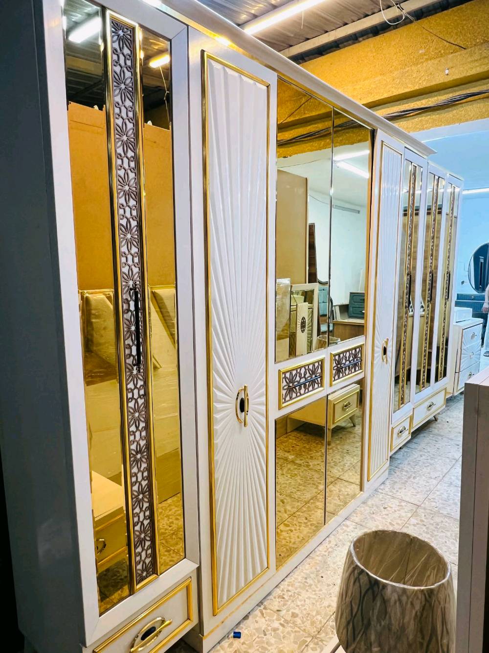 غرفة نوم أنيقة ومتميزة بلون أبيض ذهبي تضيف لمسة من الفخامة على أي منزل. تتضمن خزانة ملابس واسعة مع مرايا عاكسة وتصميمات زخرفية مميزة. مثالية لاستكمال ديكور غرفة نومك بجمال ورونق مثاليين.

المجموعة تتضمن:
- خزانة ملابس كبيرة
- تسريحة مع مرآة
- كومود مع درجين

هذه الغرفة مصنوعة من مواد عالية الجودة لضمان المتانة والاستخدام طويل الأمد.