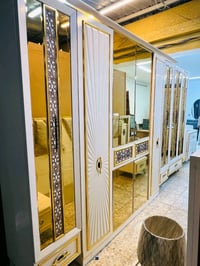 غرفة نوم أنيقة ومتميزة بلون أبيض ذهبي تضيف لمسة من الفخامة على أي منزل...