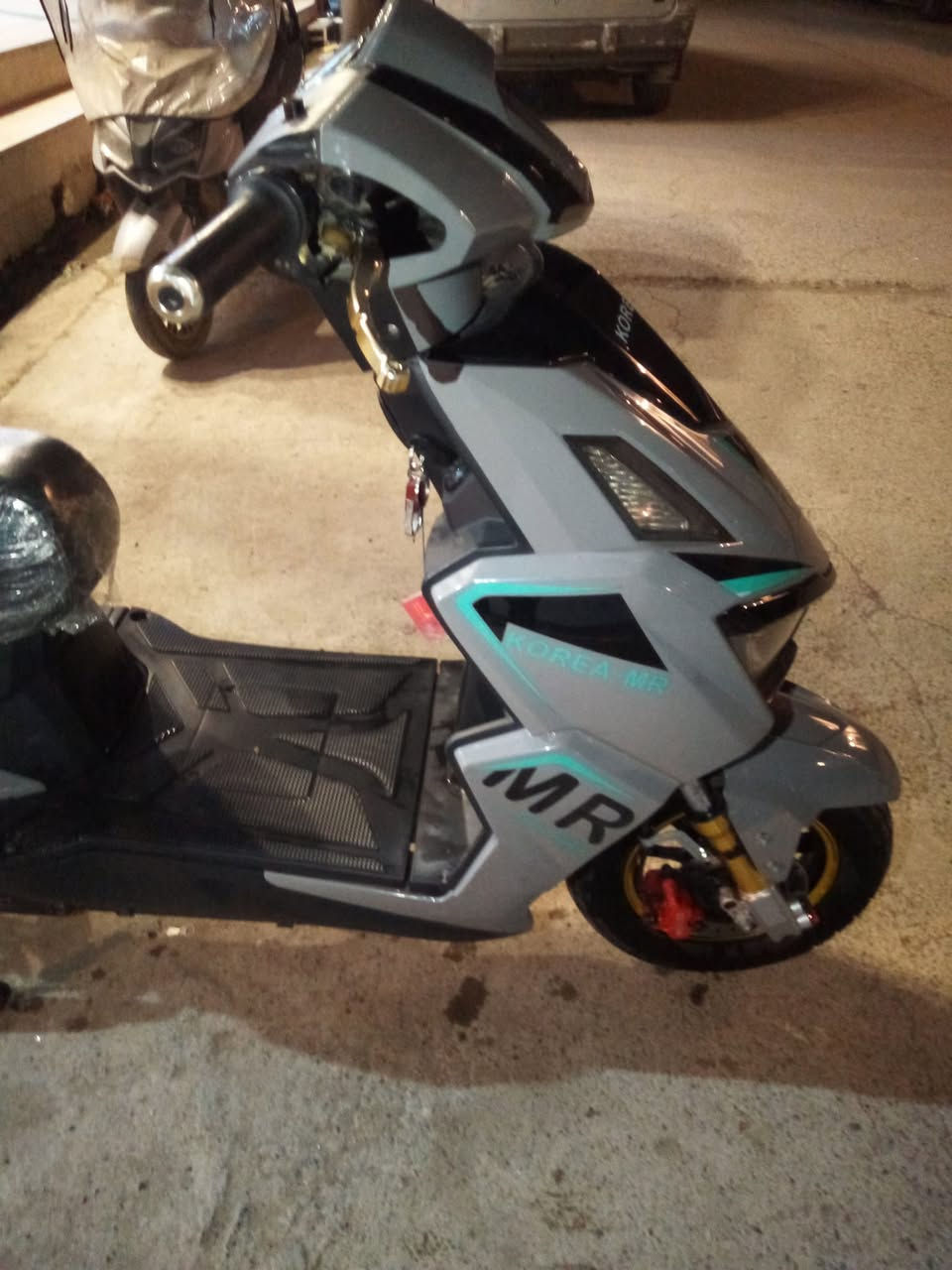 السلام عليكم ورحمة الله وبركاته 
عندي ماطور شحن للبيع فقط فقط 🥰 
مواصفات معروفه 
1 ___6 بطاريات 
2___4 نمر السرعة 99 شلعه فول 
3___لايت ثلجي عالي ناصي رماش 
4___بك لايت شغال 
5___اشاير يمين ويسار 
6___اصطابات رياضية 
7___شركه كوريا مار شرط شرط الصلي مو التقليد 
8___لون سمنتي مميز 
9___ شاحنه اصليه ام النقاط 
10___تايرات جدد زوج مبدلات 
11___ابريكات رياضية 
12___دبلات الكدام رياضية 
13___دبلات الوراء رياضية 
14___ شلعه ومعدل نار 🔥 
15___ شرط الفحص البطاريات 
16___ مكاني موصل ايسر عدن 
17___يرحم موتاكم المو شراي لايدخل عل خاص 
18___ السعر على خاص


**إذا كنت صاحب هذا الإعلان وتريد حذفه لأي سبب، رجاءا أرسل رسالة إلى الدعم الفني**