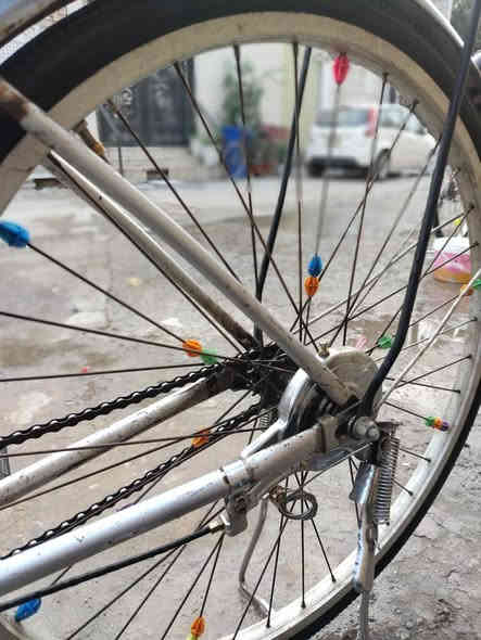 سلام عليكم بايسكل بناتي حجمه 26 نضافة 100 تيرات جديد السعر ٥٠ وبي مجال المكان بغداد العبيدي الاتصال واتساب أو رصيد *********** او
