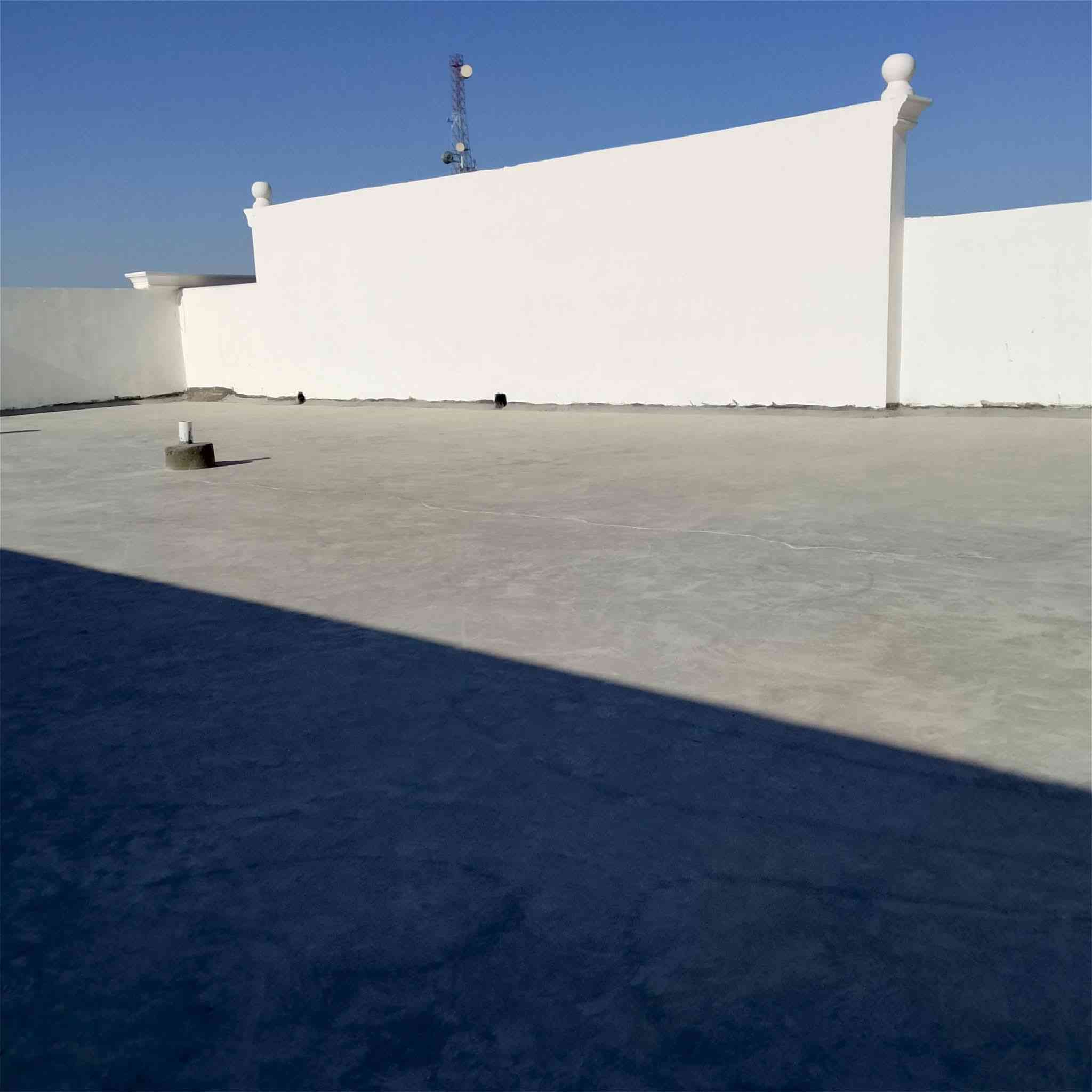 قسط قسط قسط 🔥🔥🔥لحملة بطاقة الرافدين
احمي منزلك بلطرق الحديثه..
عزل الاسطح المطاطي#

هو مادة عازلة مرنة تُستخدم لحماية الأسطح من الماء والرطوبة والحرارة. يتميز هذا النوع من العزل بالمرونة والقدرة على التمدد والانكماش مع التغيرات المناخية، مما يجعله مثاليًا للاستخدام في مختلف الظروف الجوية. 
فوائد العازل المطاطي للأسطح:
الحماية من الماء والرطوبة:
يمنع تسرب المياه إلى داخل المبنى، مما يحافظ على سلامة الهيكل ويحميه من التلف الناتج عن الرطوبة. 
مقاومة الحرارة:
يعكس أشعة الشمس، مما يقلل من ارتفاع درجة حرارة السطح ويحسن من كفاءة الطاقة. 
المرونة:
يتمدد وينكمش مع تغيرات درجة الحرارة، مما يمنع التشققات والتصدعات.
 مراسلة الصفحه 
او الاتصال على الرقم التالي 
***********
