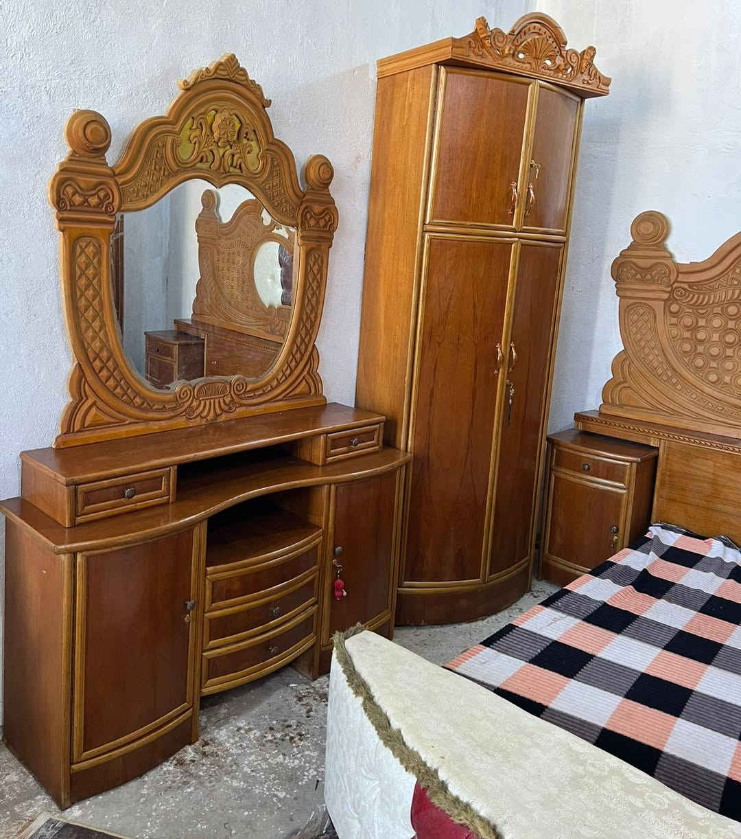 750غرفه خمس ابواب صاكه بمعنه الكلمه فول نضافه صاج داخل وخارج نضيفه جدا مال عرسان موديل نفخ زاويه كنتوريه ضهر جرجوبه بغداد الحسينيه مال الراشديه وعندي توصيل ***********
