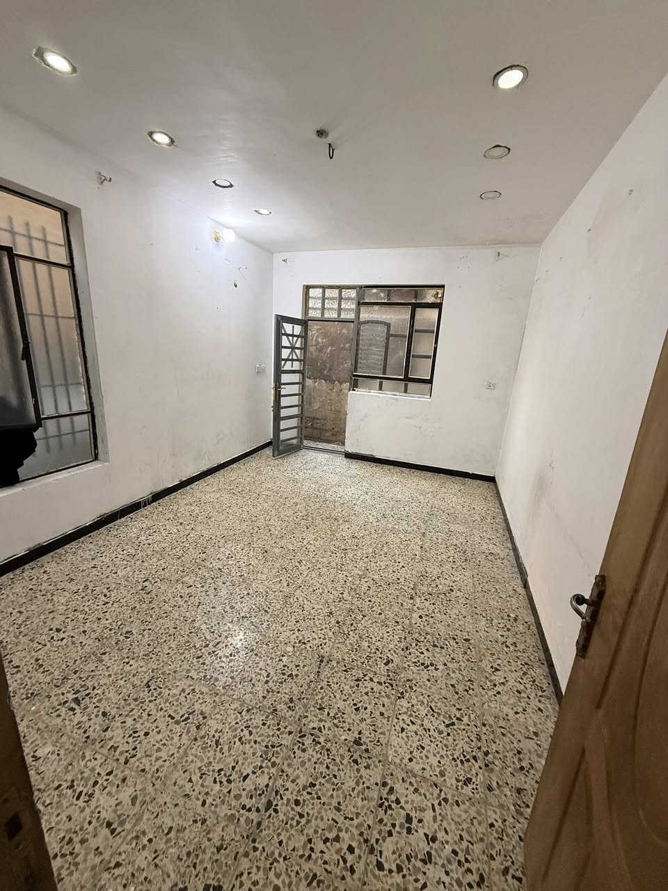 السلام عليكم بيت للايجار البلديات  ٩نيسان شارع الكنيسة  بظهر ملعب المدينة البيت قاطيآ ستقبال وصاله ومطبخ وغرفه نوم والطابق الثاني غرفه نوم وصاله ازغيرة وسطح مساحه البيت ١١٠متر ***********
