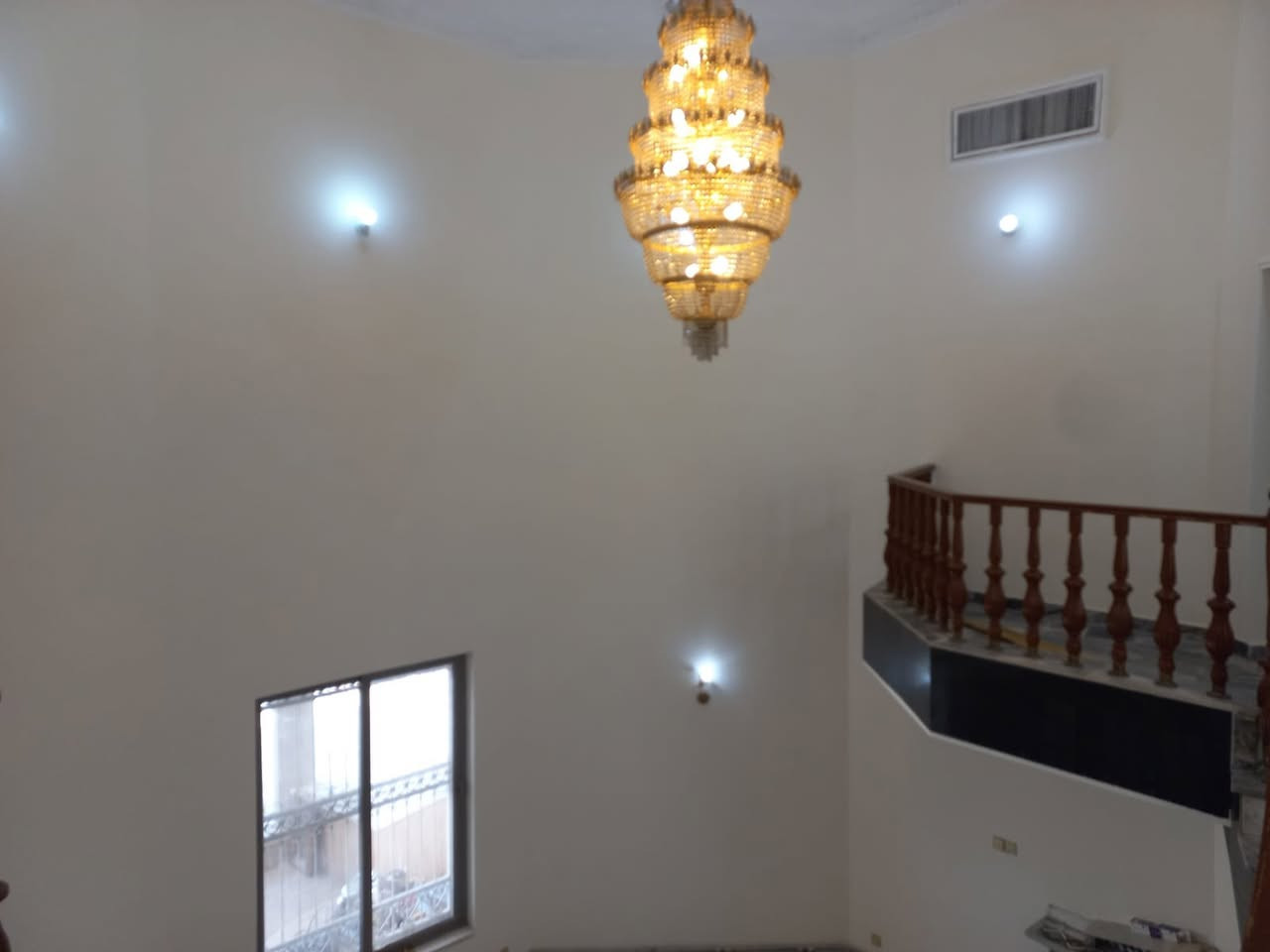 للإيجار – بيت مميز في المنصور / الداودي
موقع استراتيجي قريب من الشارع العام، مناسب للسكن أو الاستخدام التجاري (شركات، مكاتب، عيادات).

🔹 المساحة: 600 متر مربع
🔹 المواصفات:
• 6 غرف نوم
• 2 صالة واسعة
• سرداب كبير متعدد الاستخدام
• 4 حمامات
* مسبح داخلي 
• كراج يسع 4 سيارات
• رصيف بعرض 5 أمتار
• إنترنت كيبل ضوئي (Fiber Optic)

المميزات:
موقع راقٍ ومميز
مناسب للسكن العائلي أو الشركات
مساحات واسعة وتصميم عملي
جاهز للسكن أو الاستثمار فوراً

للاستفسار والمعاينة:
مكتب وليد العيسى للعقار
***********
***********
