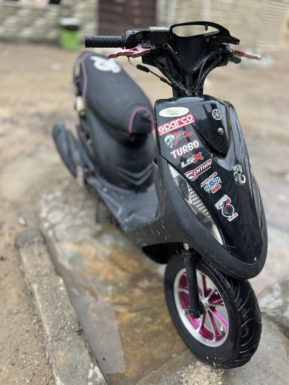 ماكس مال لعب مكينه 55اليون بدلت دهن السحك 
دراجه كامله نقصها باتري لو كتف ما اعرف 
بيها وياله كرزي وستيل
بيها قبق عمبار توبو ستيل
بيها قبق مال رقم شاصي RGSكرزي
بيها قبق فلاوين RGSكرزي
بيها قاعده رقم ستيل
بيها يدات KOSOكرزي
بيها بك لايت وردي 
تلبيسه كشن وردي
دراجه كلها مزوده وردي 
رايدها ب٥٠٠واتساهل للشراي🩵
متواجد واتساب ***********
