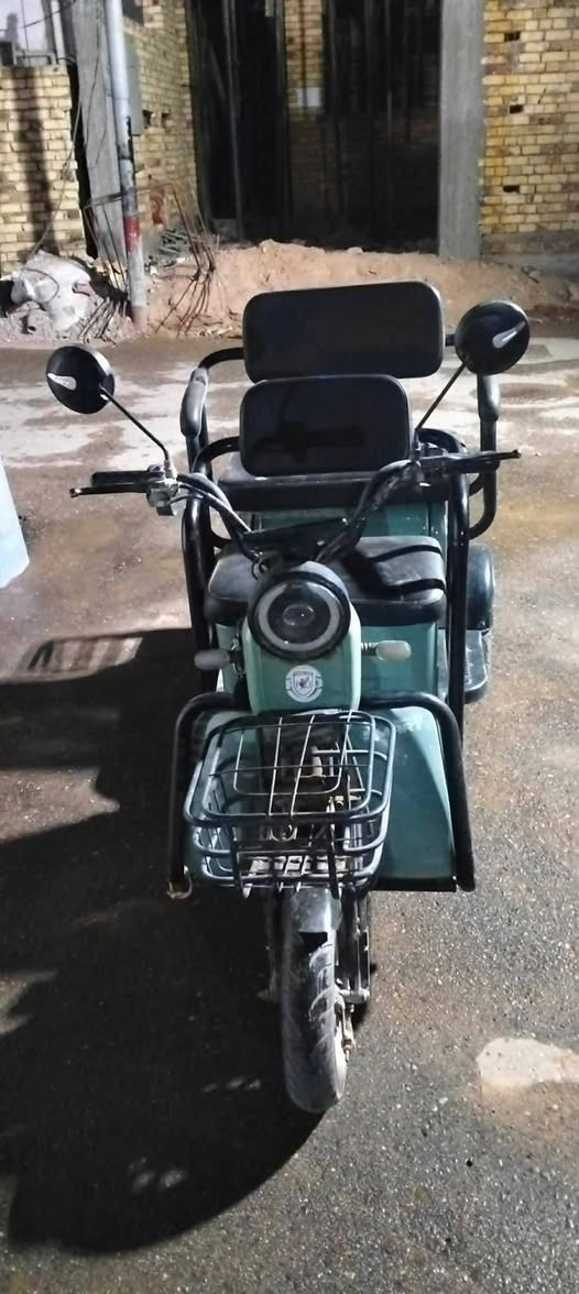مكلف بالنشر دراجه شحن ثلاث عجلات اربع بطاريات تمشيك 40 كيلوا بالشحنه الواحده  سرعه 50 مكلف بالنشر رقم صاحب الدراجه ***********
