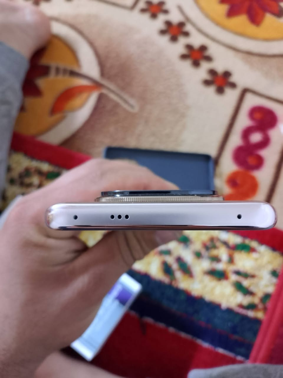 الهاتف مزود شريحتي SIM من نوع. ريدمي نوت 14 برو بلس 5G
Nano SIM، بالإضافة إلى دعم الشريحة الإلكترونية eSIM.
يدعم شبكات إتصالات الجيل الثاني 2G والجيل الثالث 3G والجيل الرابع 4G والجيل الخامس 5G. 

 الهاتف يأتي مزود بشاشة AMOLED
البطارية بسعة 5110 مللي أمبير تدعم الشحن السريع بقدرة 120 واط.
الهاتف مزود بسماعات ستيريو تدعم تقنية الصوت عالي الدقة Hi-Res وDolby Atmos، ولكنه لا يحتوي على منفذ 3.5 ملم لسماعات الأذن.
يأتي الجهاز مزود بمستشعرات الجيروسكوب والتسارع والبوصلة ومستشعر المكالمات التقارب
مزود بمستشعر بصمة الأصابع يأتي مدمج في الشاشة، ويدعم خاصية فتح القفل عبر تقنية التعرف على الوجه (Face Unlock).
شاشة اموليد ممتازة بدقة +1.5K وتدعم تقنية +HDR10 وDolby Vision، ومعدل تحديث 120 هرتز، ودرجة سطوع عالية تصل حتى 3000 شمعة.

 كاميرا خلفية بدقة 200 ميجابكسل، تدعم التثبيت البصري (OIS) وتصوير الفيديو بدقة 4K.

 معالج يقدم أداء ممتاز ويُصنف كواحد من أقوى معالجات الفئة المتوسطة.

 شحن سريع صاروخي (بقدرة 120 واط).

 دعم مقاومة الماء والغبار (بمعيار IP68).

 مستشعر بصمة الأصابع مدمج في الشاشة.

 الهاتف يدعم الشريحة الإلكترونية المدمجة eSIM.

 سماعات ستيريو ممتازة تدعم تقنية Hi-Res وDolby Atmos.
الرام 12+12 جيجابايت ذاكرة الخارجية 512جيجابايت
للتواصل على الخاص مسنجر واتساب ***********
