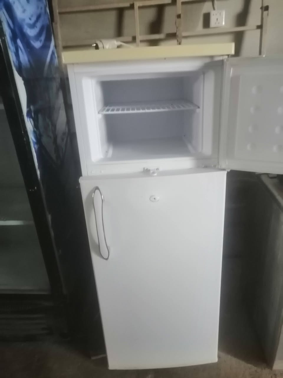 تلاجة للبيع و نظيف ضمان 10 يوم حجم 10 قدم عنوان مخيم كبرتو تابع دهوك رقم واتساب *********** محل بيوار شنكالي رقم واتساب ***********
