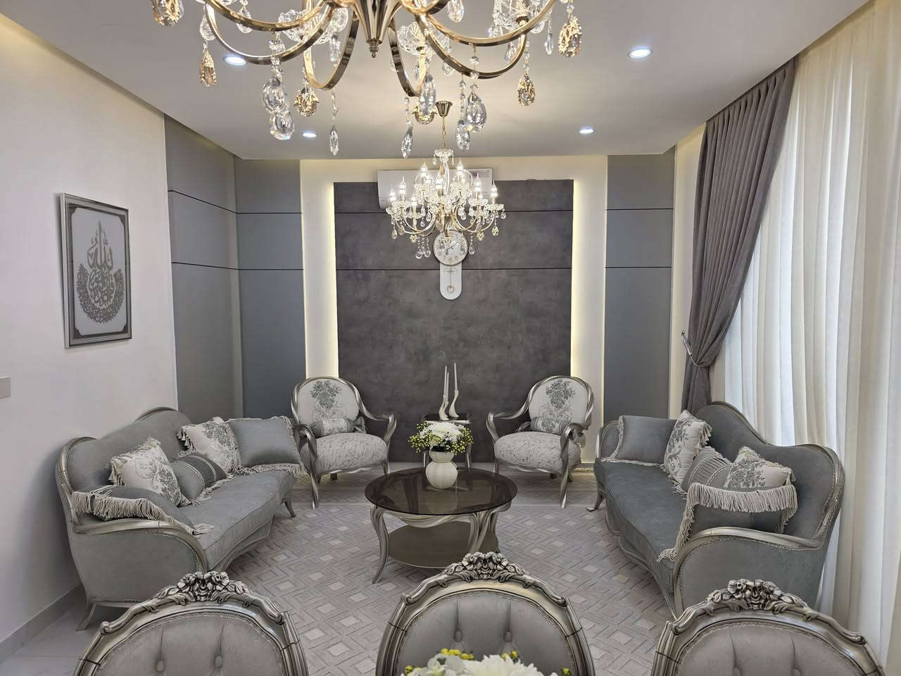 بيت مؤثث و جديد غير مسكون للايجار في 
مجمع السلام بسعر مناسب 
***********
