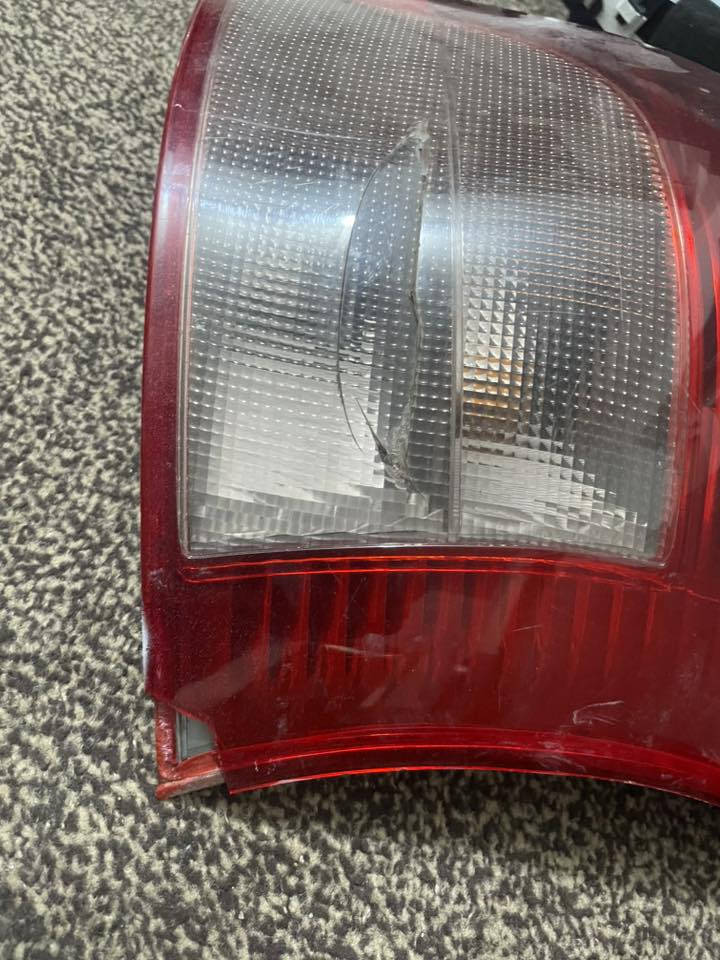 سلام عليكم لايتات تيوتا يارس 2007 و بك لايتات + وساعه السعر ٢٥٠ الف مكاني نجف للاتصال على الرقم ***********
