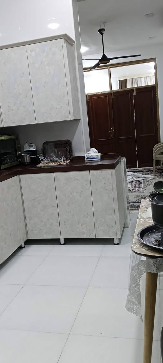 مشتمل طابو صرف 3 طوابق للبيع
- المساحة: 105 متر العنوان داموك
- البناء: حديث سنه 2025
- الطابق الأول غرفة ومطبخ وهول وستقبال 
-الطابق الثاني غرفتين نوم وهول وصحيات 🛋️
- الطابق الثالث بيتونه وسطحين
- كاونترخشب مطبخ تفصال هدية ويه البيت
- خدمات: ماء 💧، كهرباء ⚡، مجاري كاملة  🛣️
- الموقع: بدايه داموك قبل شارع المثلث بفرع 
- قريب من الشارع العام
- السعر: 170 مليون للاستفسار ‎***********
