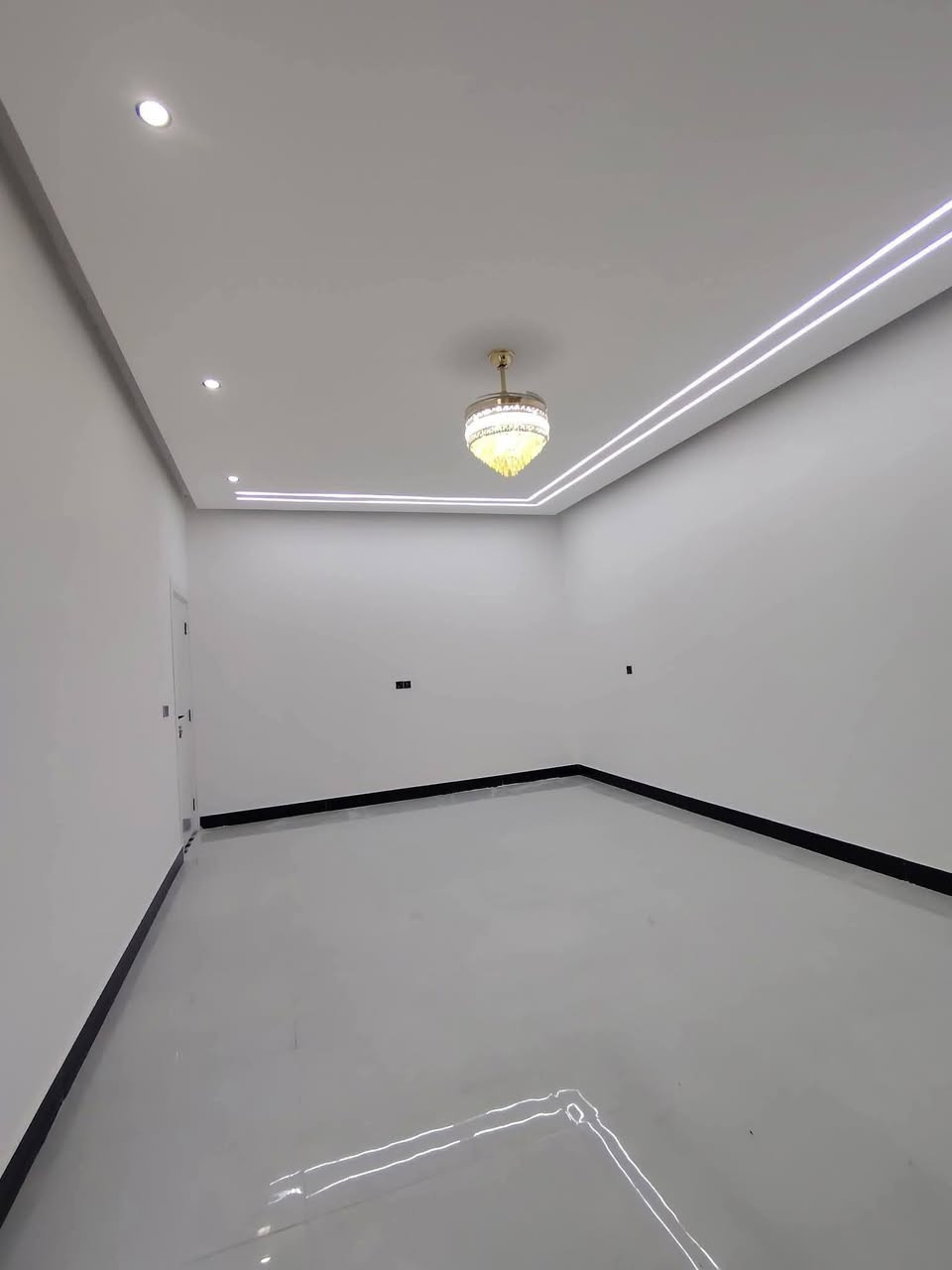 ياالله اسعد الله اوقاتكم بكل خير احبتي يتوفر دار سكن عرصه طابقين
يتكون الدار #الطابق الأول يتكون من غرفتين منام وصاله وديوان ومطبخ وصحيات داخليه وخارجيه وكراج
#الطابق الثاني من أربع غرف منام وصاله ومطبخ وصحيات
البيت متعوب عليه بشكل
طابو صرف #عرصه تحويل بأسم المشتري #مساحة ٢٥٠ متر
#العنوان البصره ابي الخصيب كوت الحمداني قرب المحكمه
شارع امام البيت ١٠ متر تبليط
كافه خدمات متوفره يمك
#السعر المطلوب ٢٦٠ مليون قابل للتفاوض
#للأستفسارأتصال ***********
فرصه ماتتعوض. ***********
