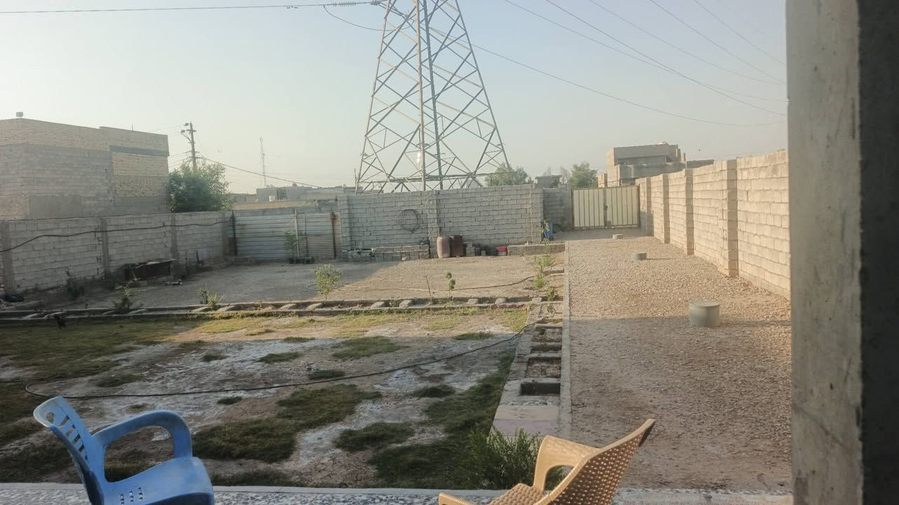 سلام عليكم من رخصت  الادمن بيت للبيع بناء حديث  درجة اولى مساحة الارض 950 م مساحة البناء
 220 م سند 25
العنوان بغداد جسر ديالى الجديد الكرغولية سايد الواحد خلف البانزين خانة 
يحتوي على غرفتين مساحة 6×4 (واحدة سويت) 
وصالتين كبيرات 
واستقبال 7×4 
ومطبخ 5ونص×4
سطح شتايكر 
البيت جاهز من كلشي ما بي اي نقص 
صحيات داخلية وخارجية 
للاتصال‏ والاستفسار  *********** ‏
***********
