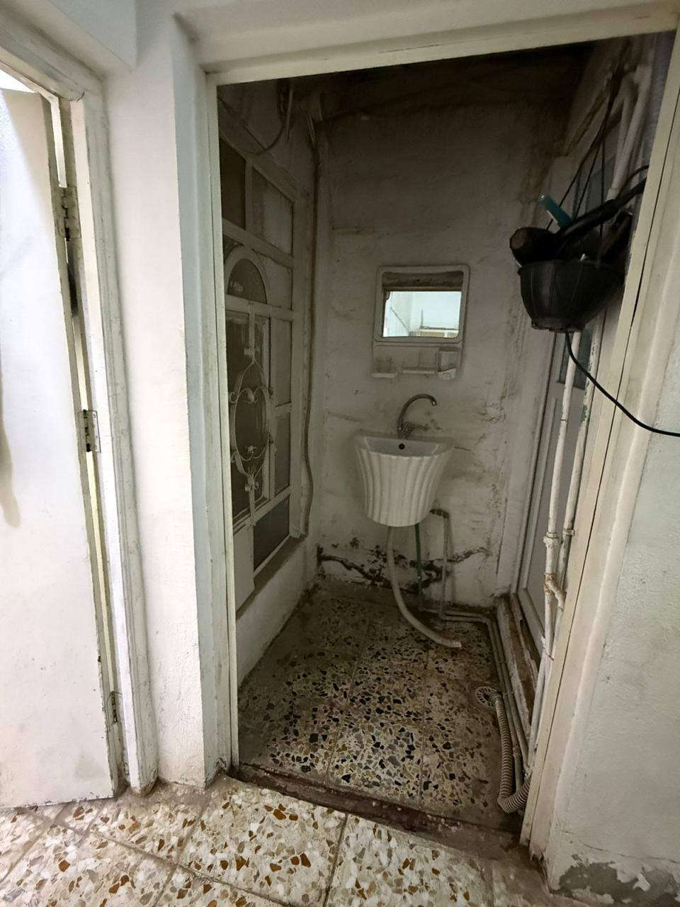 🏠 بيت 50 متر بسعر ٥١ مليون 
بيت بلوفاء شارع ١٥ تبليط قرب بانزين خانه مساحه ٥٠ متر خلفي دولان طابقين يتكون طابق الاول  غرفت نوم وصالة وحمام وطابق 2غرفه ومطبخ وحمام   بناء شيلمان بيع مباشر اني صاحب البيت تواصل وتساب ***********
