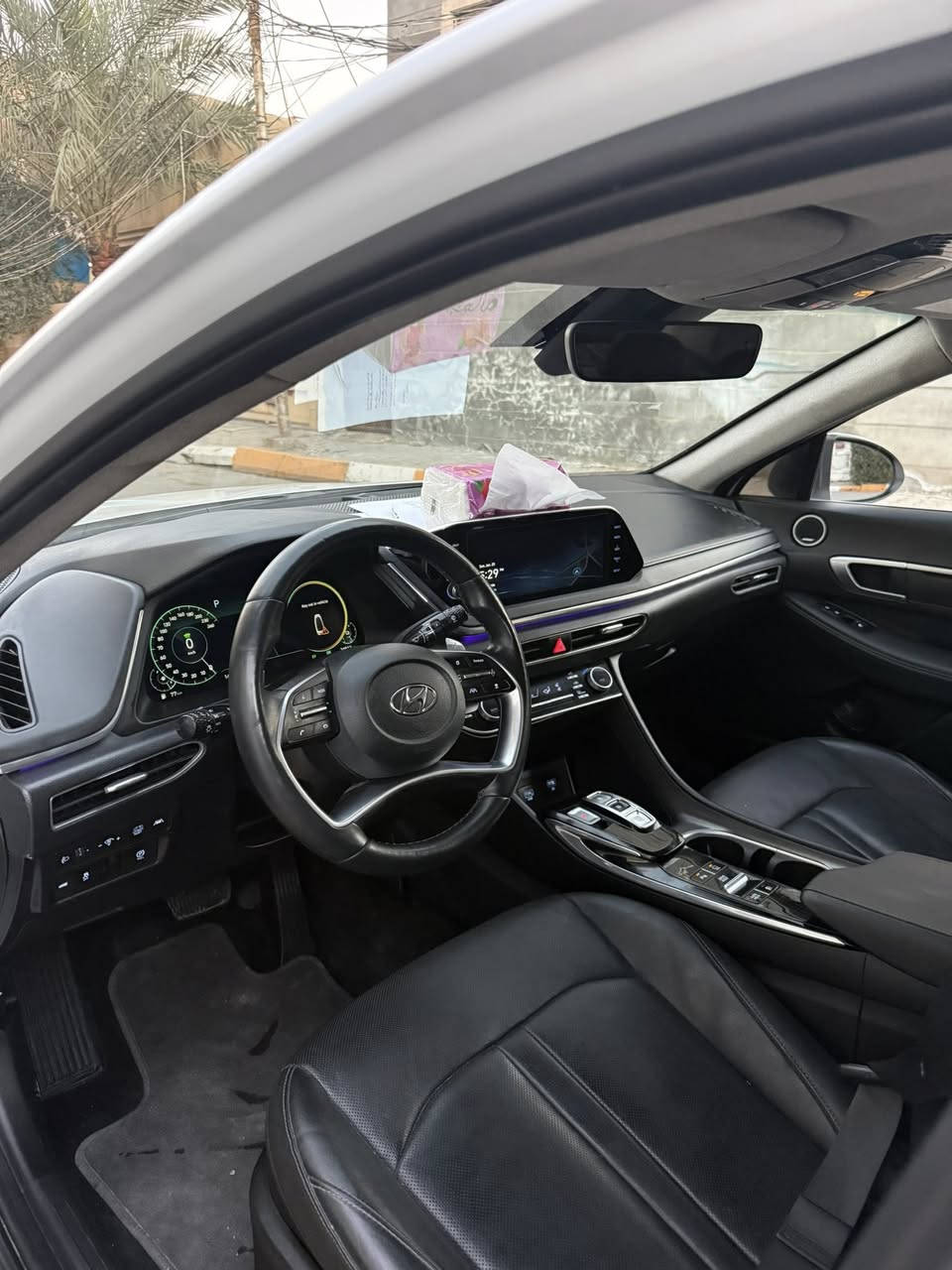 سوناتا هايبرد 2023
ماشيه 28

• محرك 2000 هايبرد

• 6وضعيات قيادة 

•  بصمة  (أبواب، تشغيل، جنطة).

•  التشغيل عن بعد.

• رادار أمامي ورادار جانبي (نقاط عمياء).

. تنبيه الخروج عن المسار 

• نظام التوقف الذاتي ونظام تحديد المسار.

• شفتات تحكم بالسرعة خلف المقود (ستيرن).

• لايت زنون (عالي وناصي) بنظام 4 عدسات.

• نظام أوتو هولد (Auto Hold) وسايد بريك إلكتروني (دكمة).

• شاشة كبيرة مع كاميرا خلفية دوارة.160 

• نظام تكييف قطعتين مع تحكم منفصل.

• صندوق ذكي يفتح تلقائياً عند الاقتراب من السيارة.

• إشارات بالمرايا الجانبية وويل كب بلادي.

وبعد بيه مواصفات هواي

 سعر 178 وبيه مجال بصيط مكانه ديالى 

***********
•
