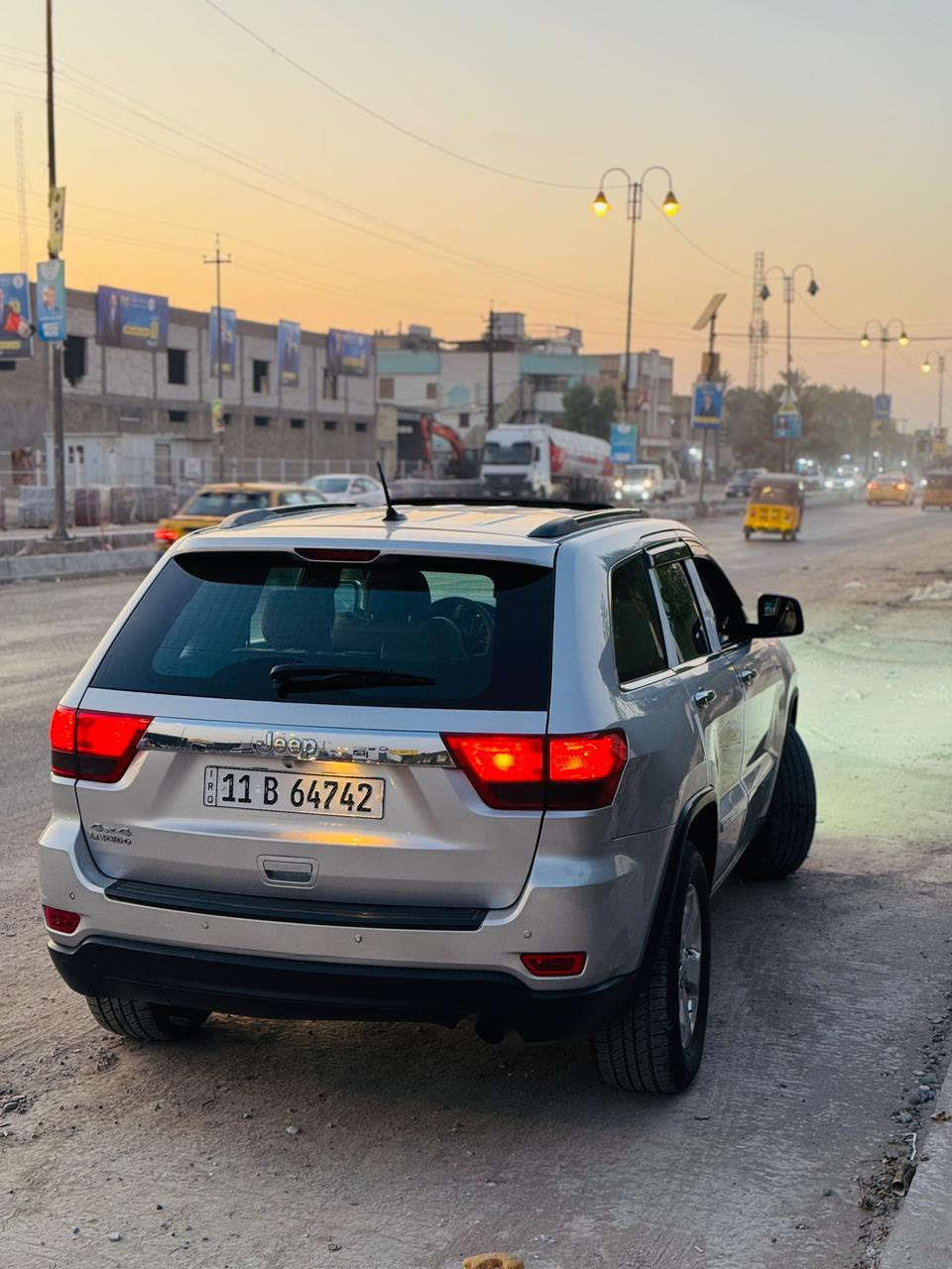 سلام عليكم
جيب لاريدو خليجي فول مواصفات موديل ١٣ معروفه وعليها ادامه كاملة السياره قطعتين صبغ جامع والباب كلير 
السعر ١٦٥ وبيه مجال
***********
